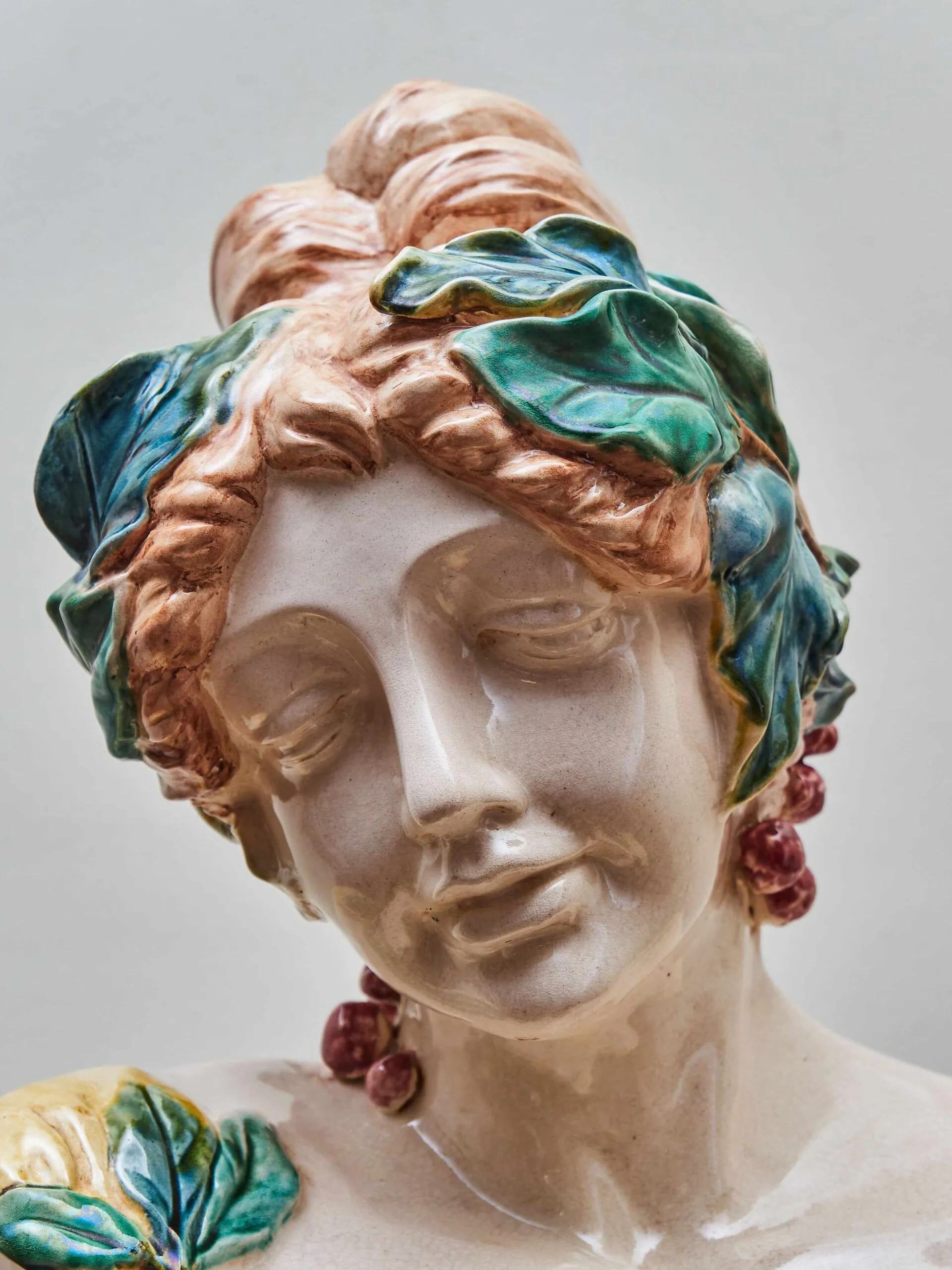 Fajánsová busta ve stylu Alfonse Muchy