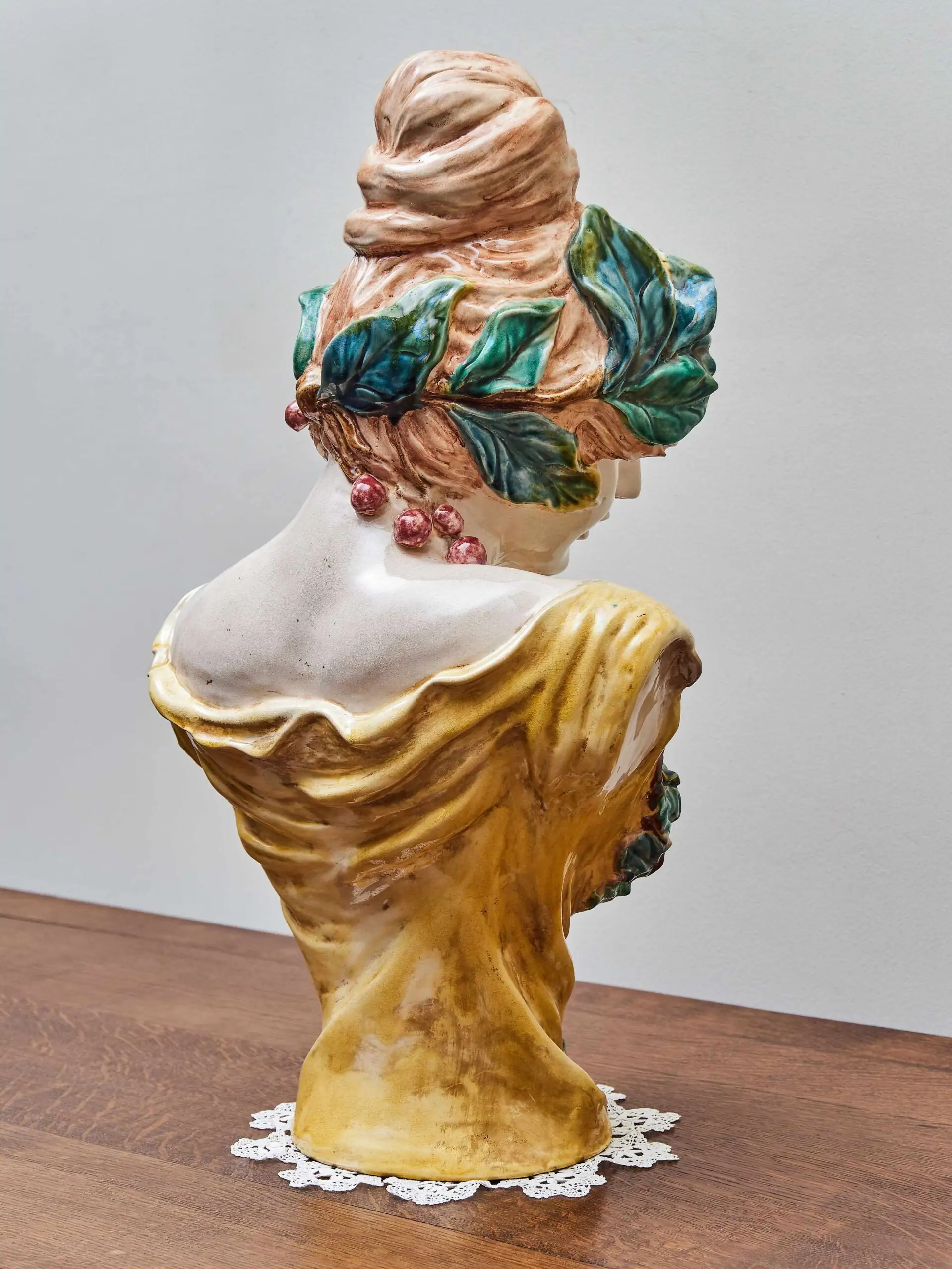 Fajánsová busta ve stylu Alfonse Muchy