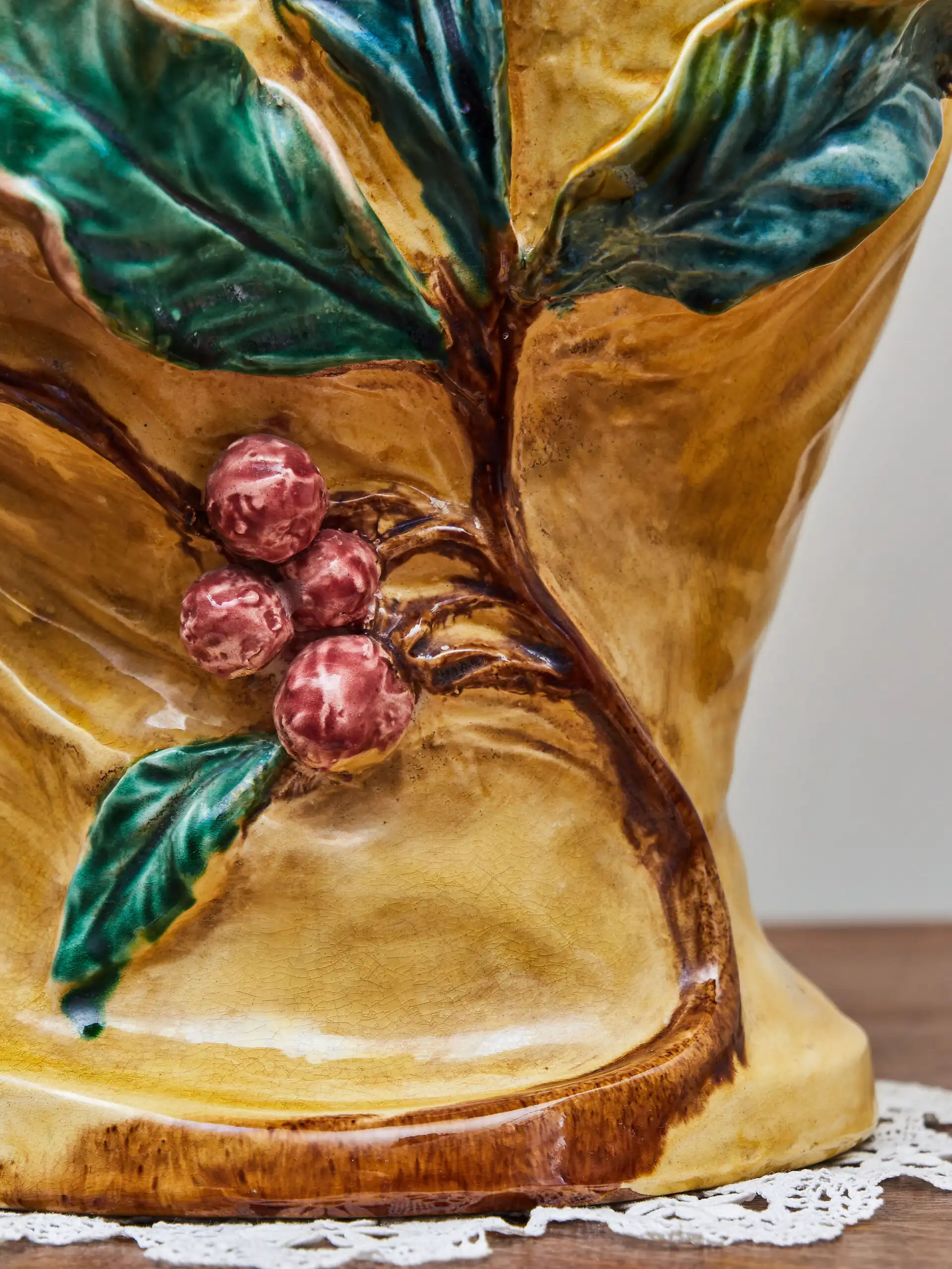 Fajánsová busta ve stylu Alfonse Muchy