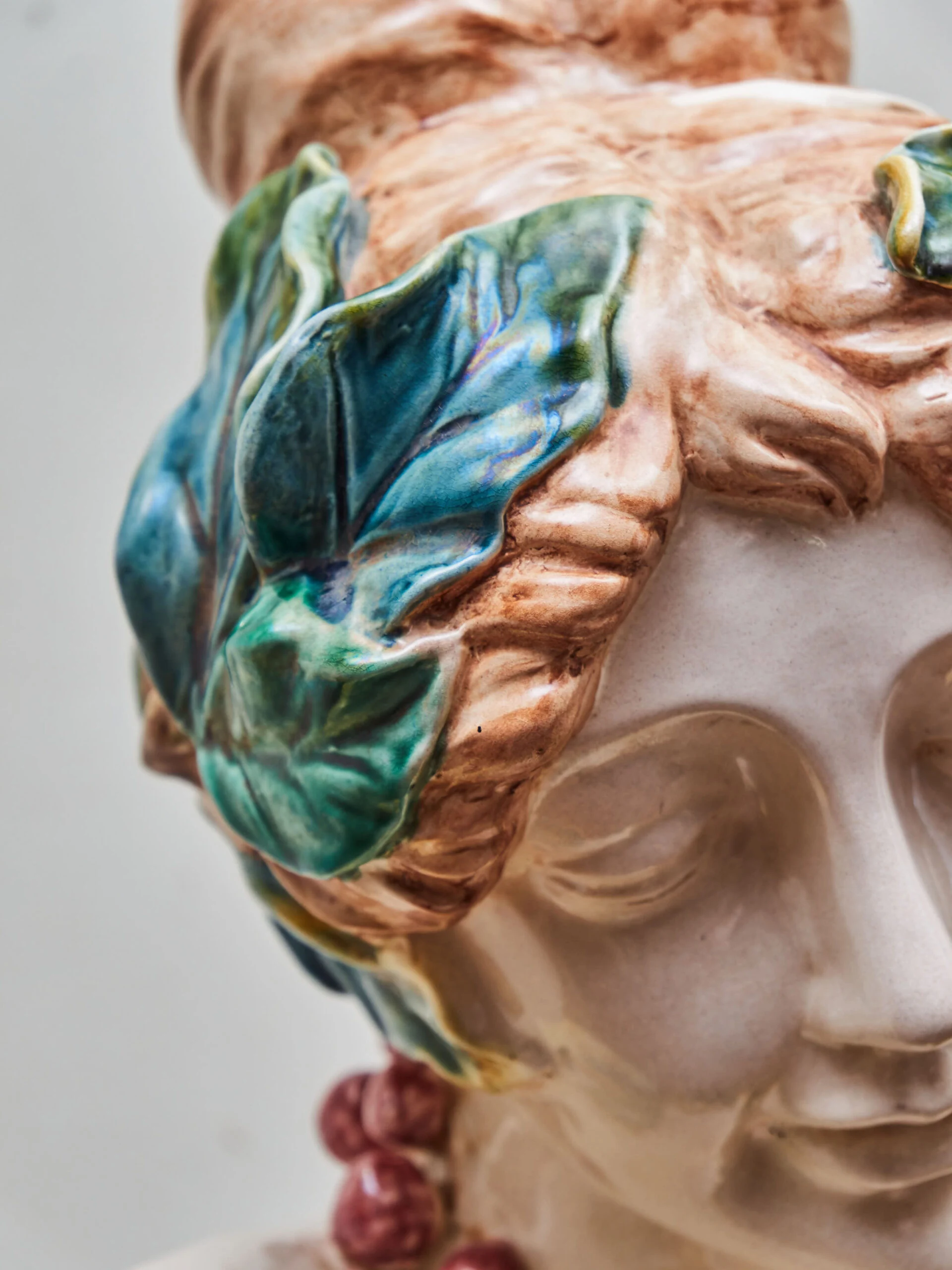 Fajánsová busta ve stylu Alfonse Muchy