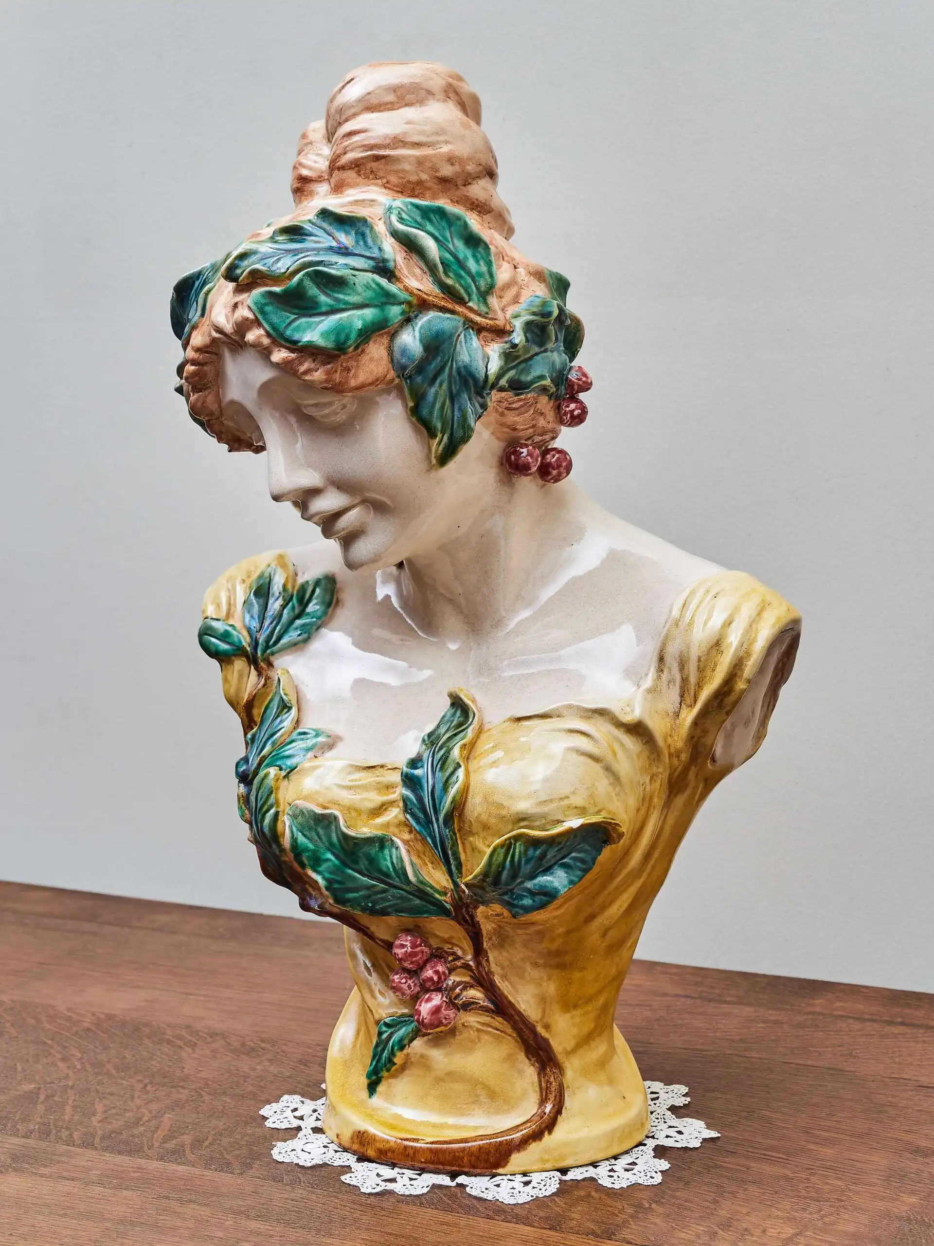 Fajánsová busta ve stylu Alfonse Muchy