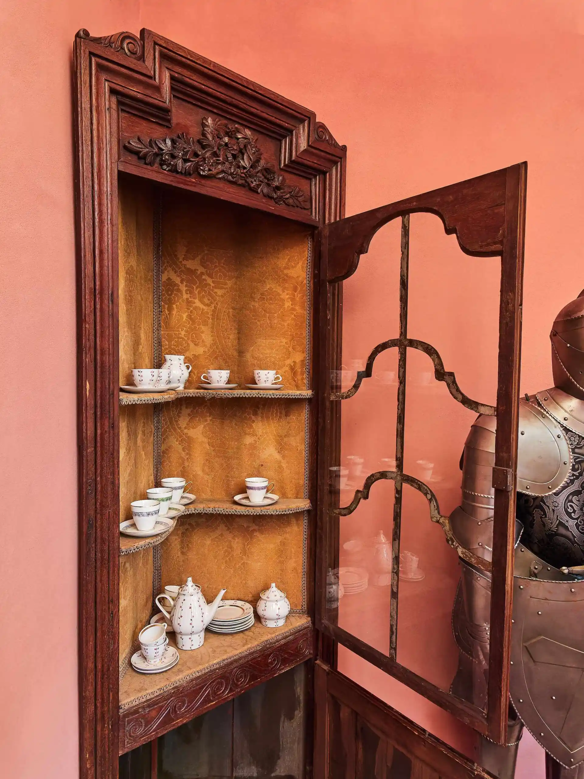 Vyřezávaná rohová skříň z dubu 18. století