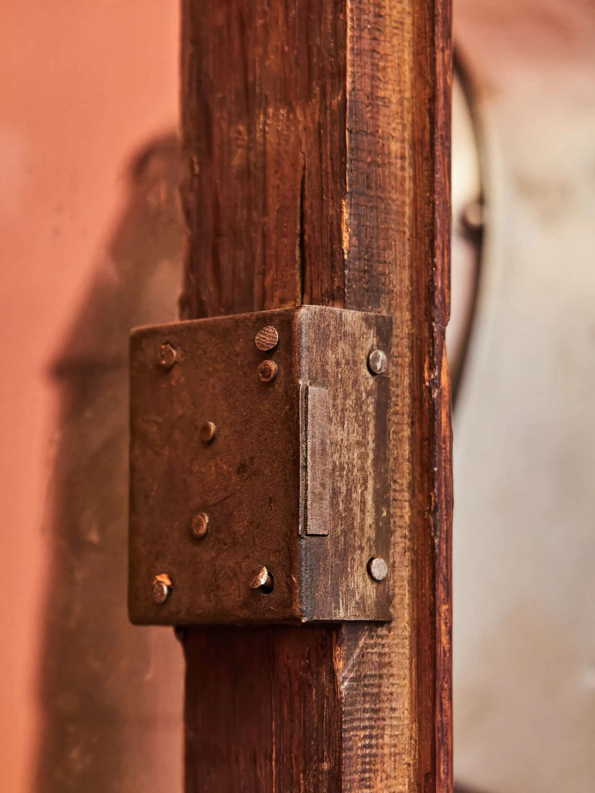 Vyřezávaná rohová skříň z dubu 18. století