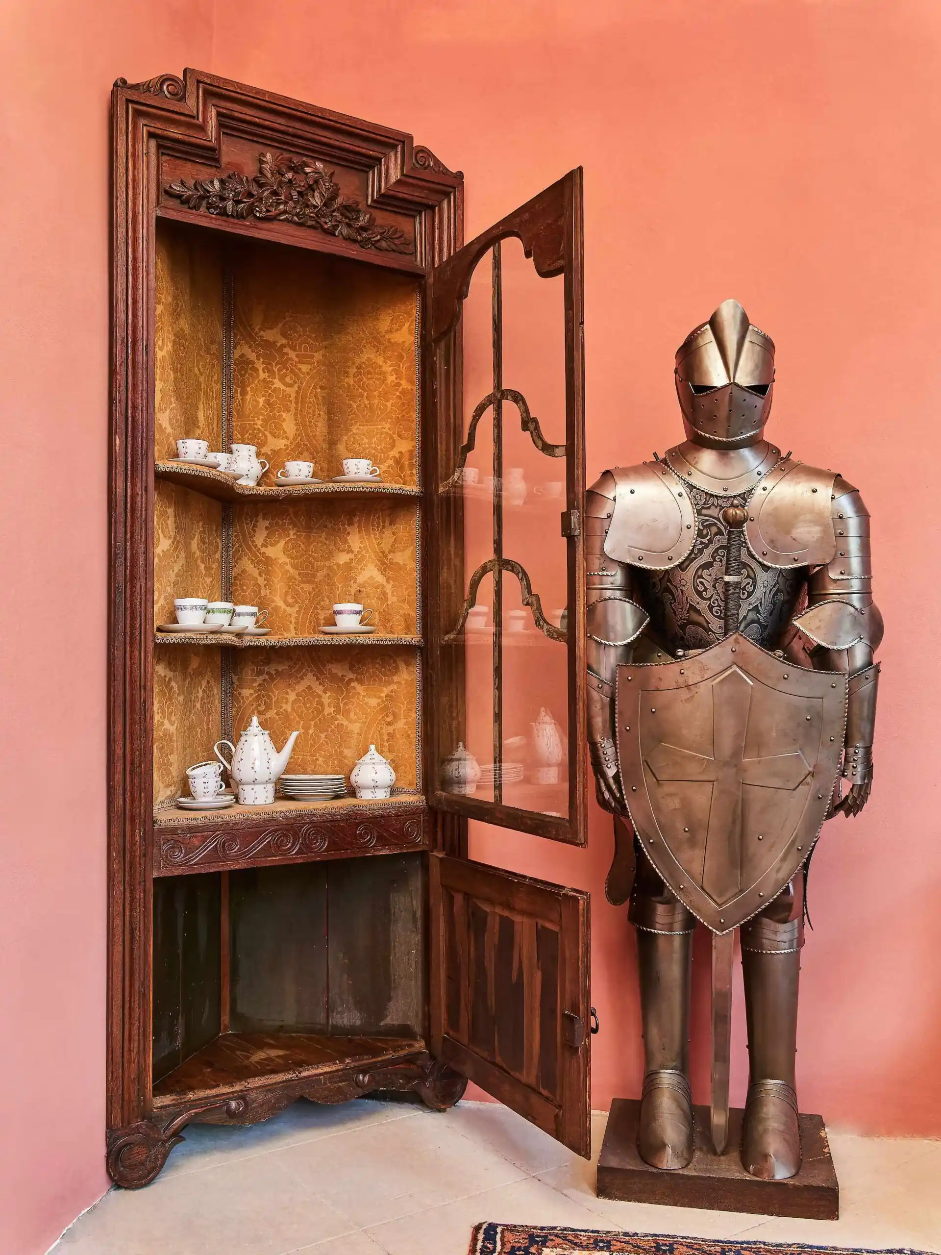 Vyřezávaná rohová skříň z dubu 18. století