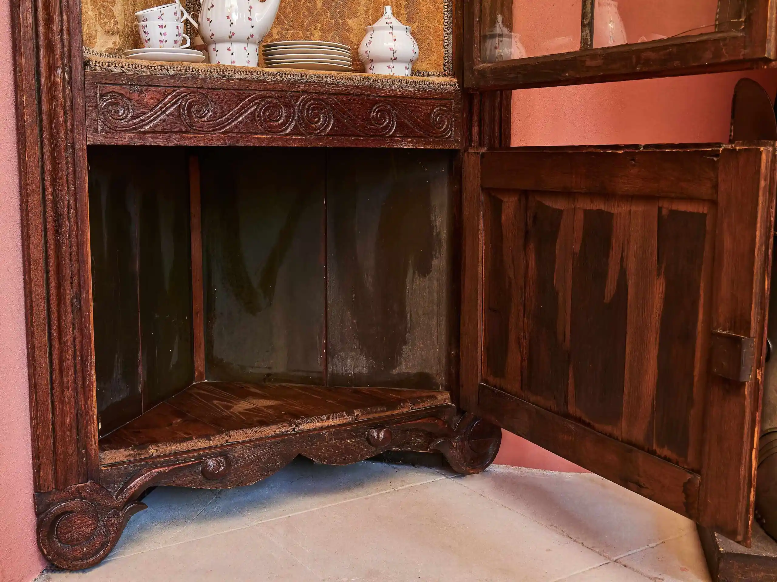 Vyřezávaná rohová skříň z dubu 18. století