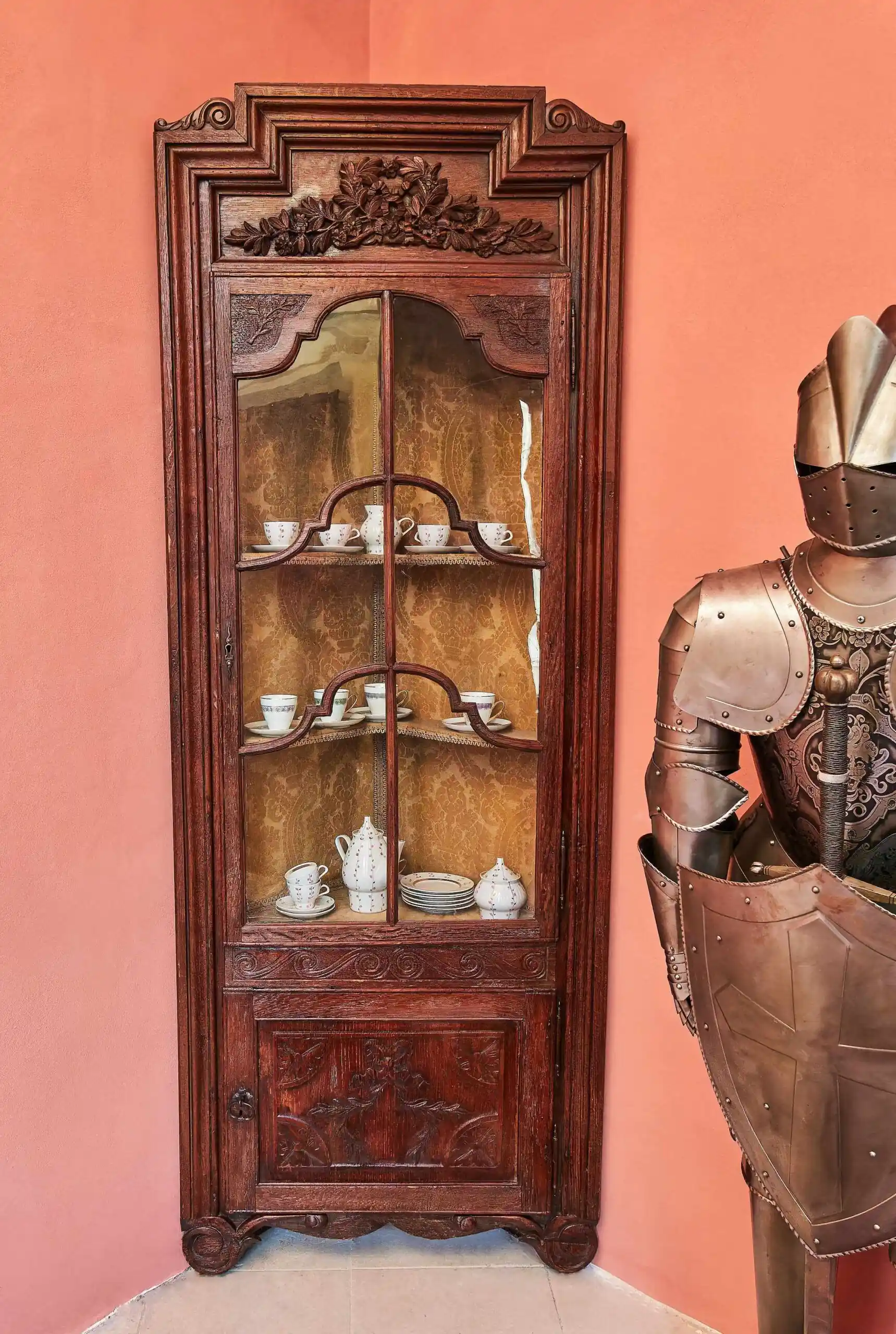 Vyřezávaná rohová skříň z dubu 18. století