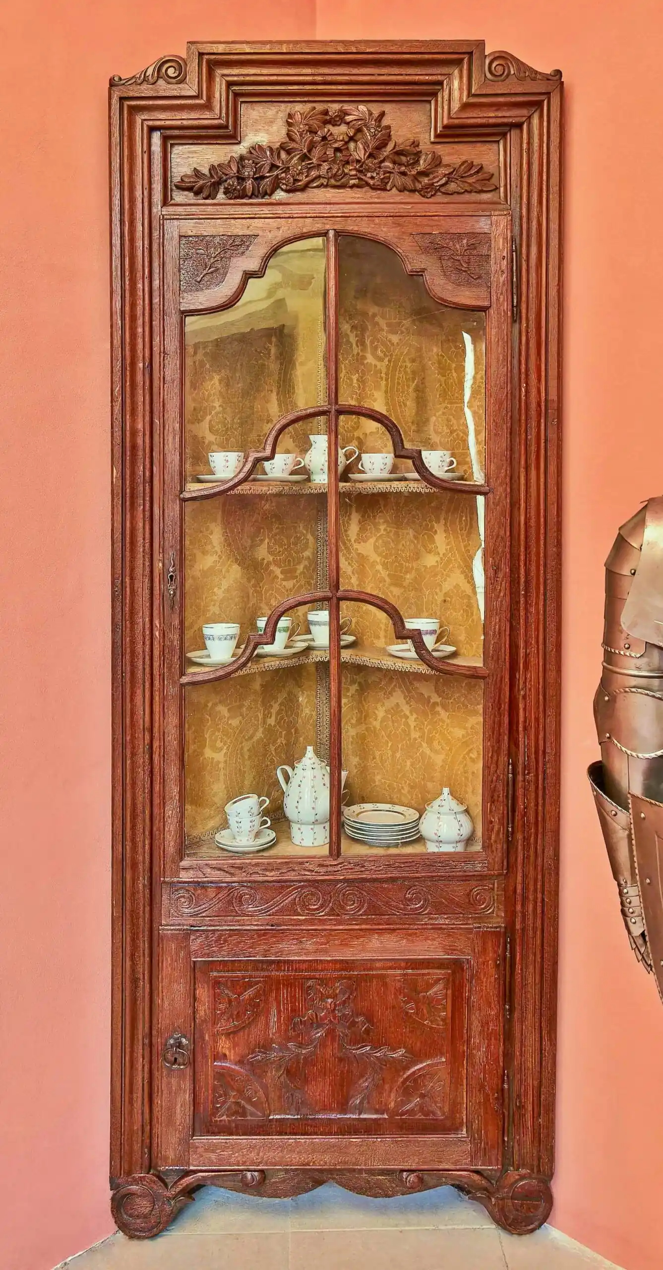 Vyřezávaná rohová skříň z dubu 18. století