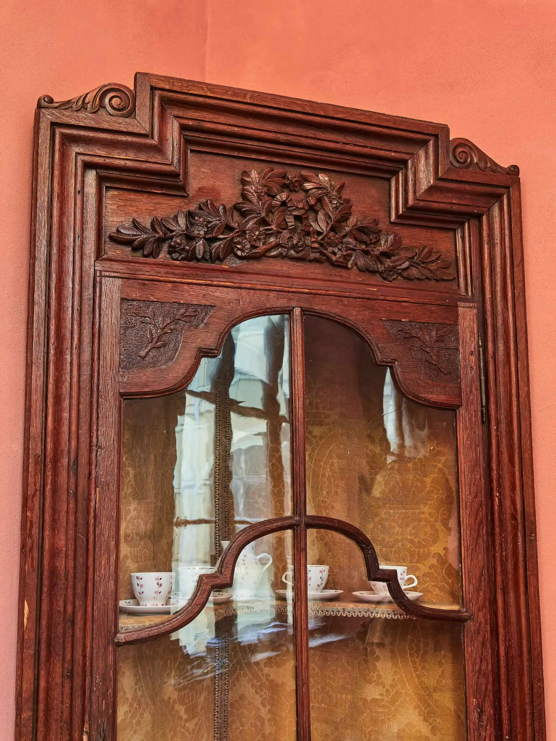 Vyřezávaná rohová skříň z dubu 18. století