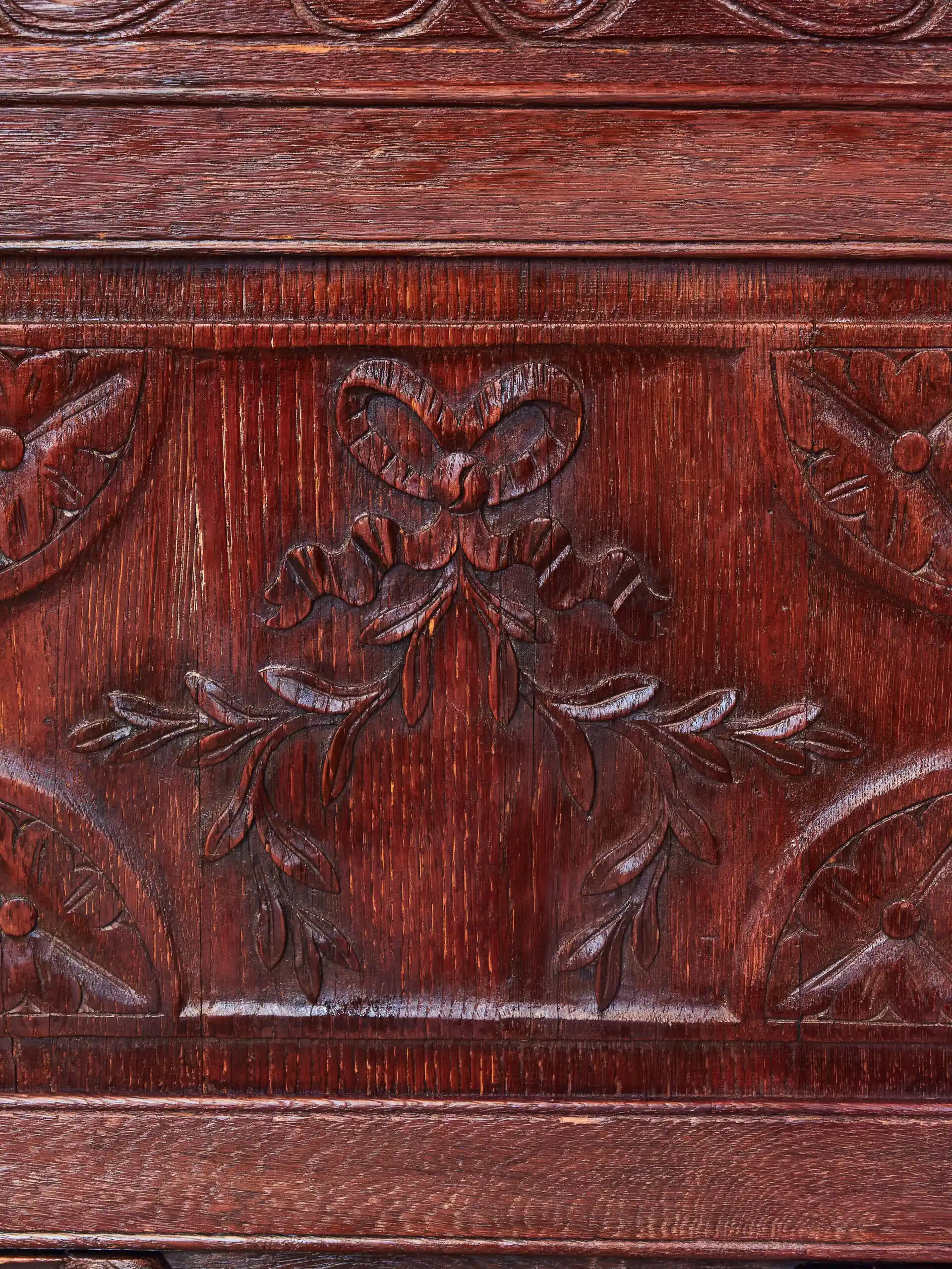 Vyřezávaná rohová skříň z dubu 18. století