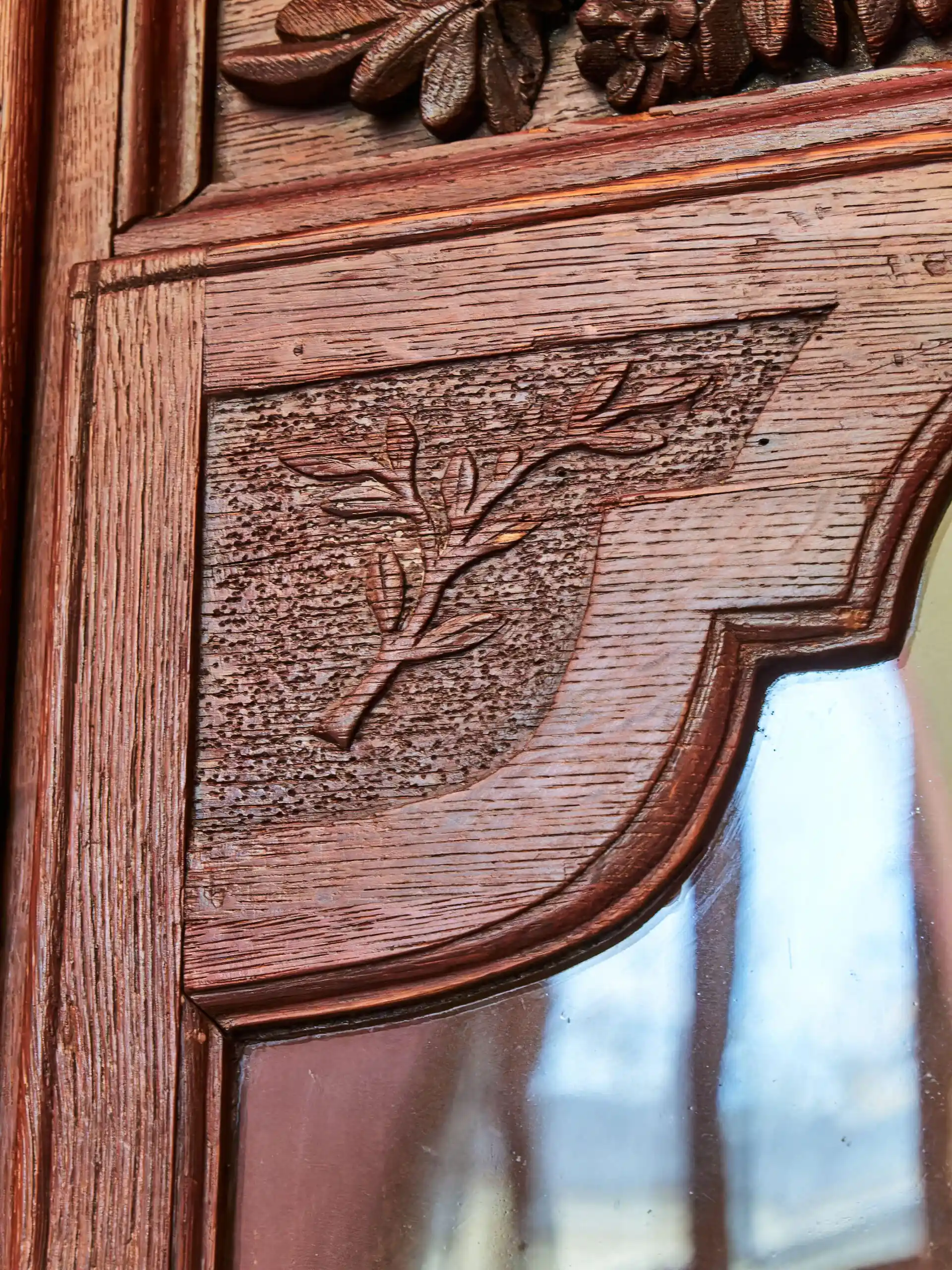 Vyřezávaná rohová skříň z dubu 18. století