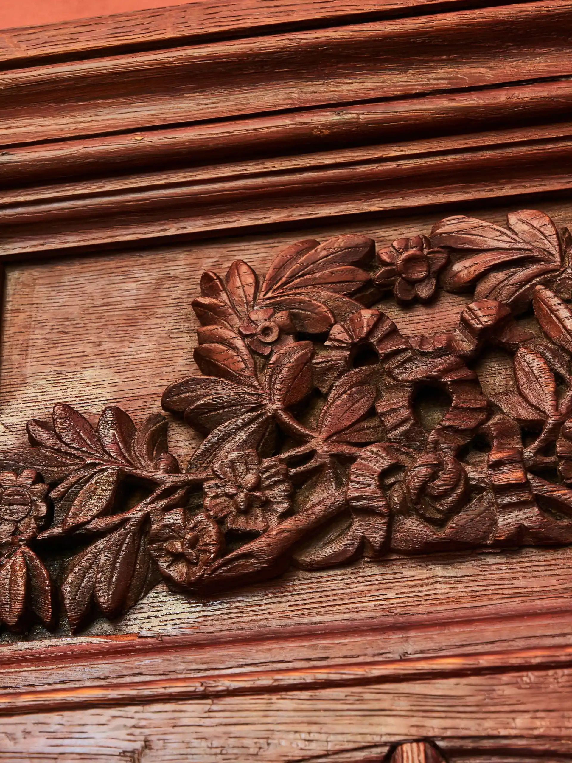 Vyřezávaná rohová skříň z dubu 18. století