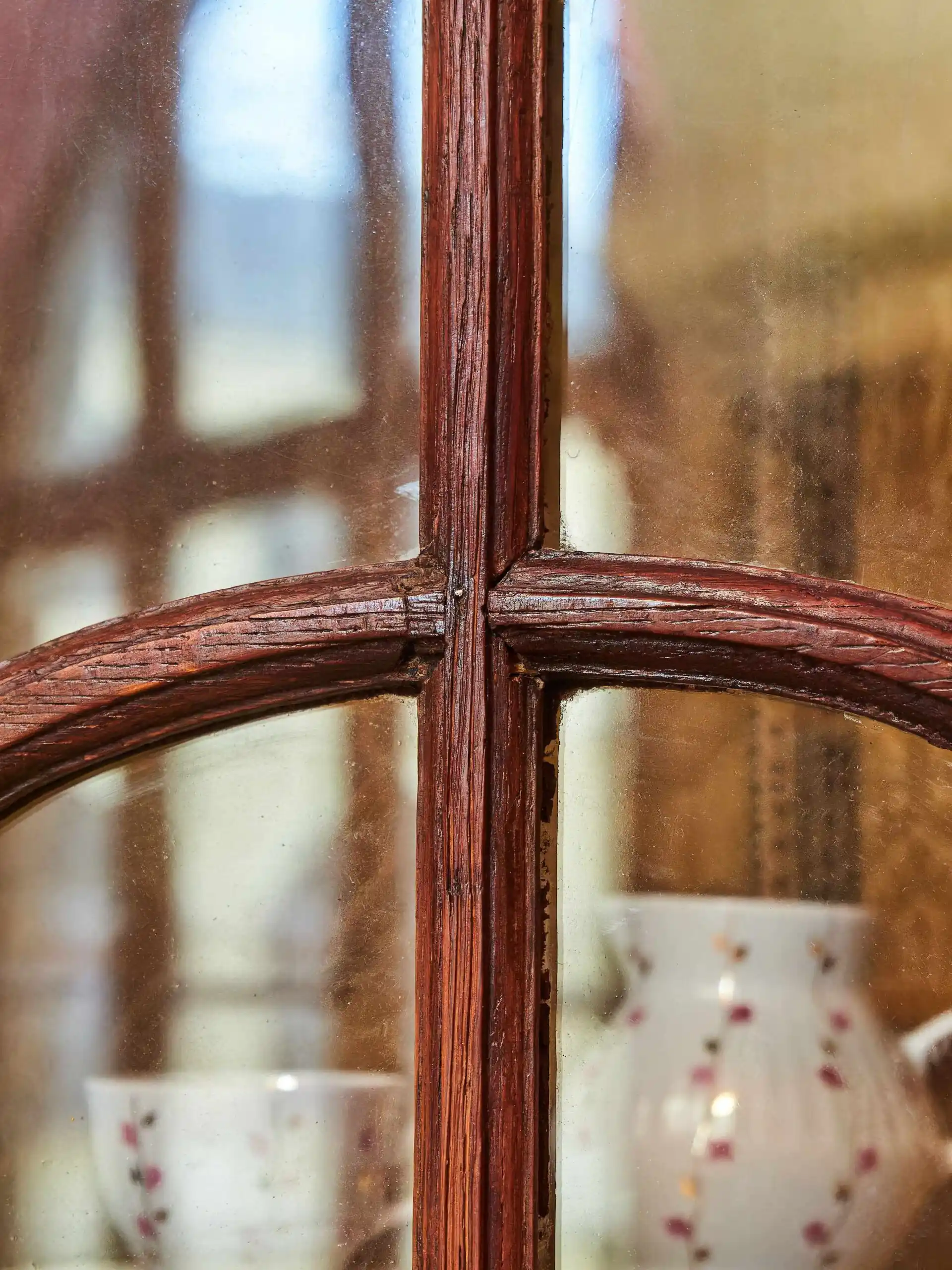 Vyřezávaná rohová skříň z dubu 18. století