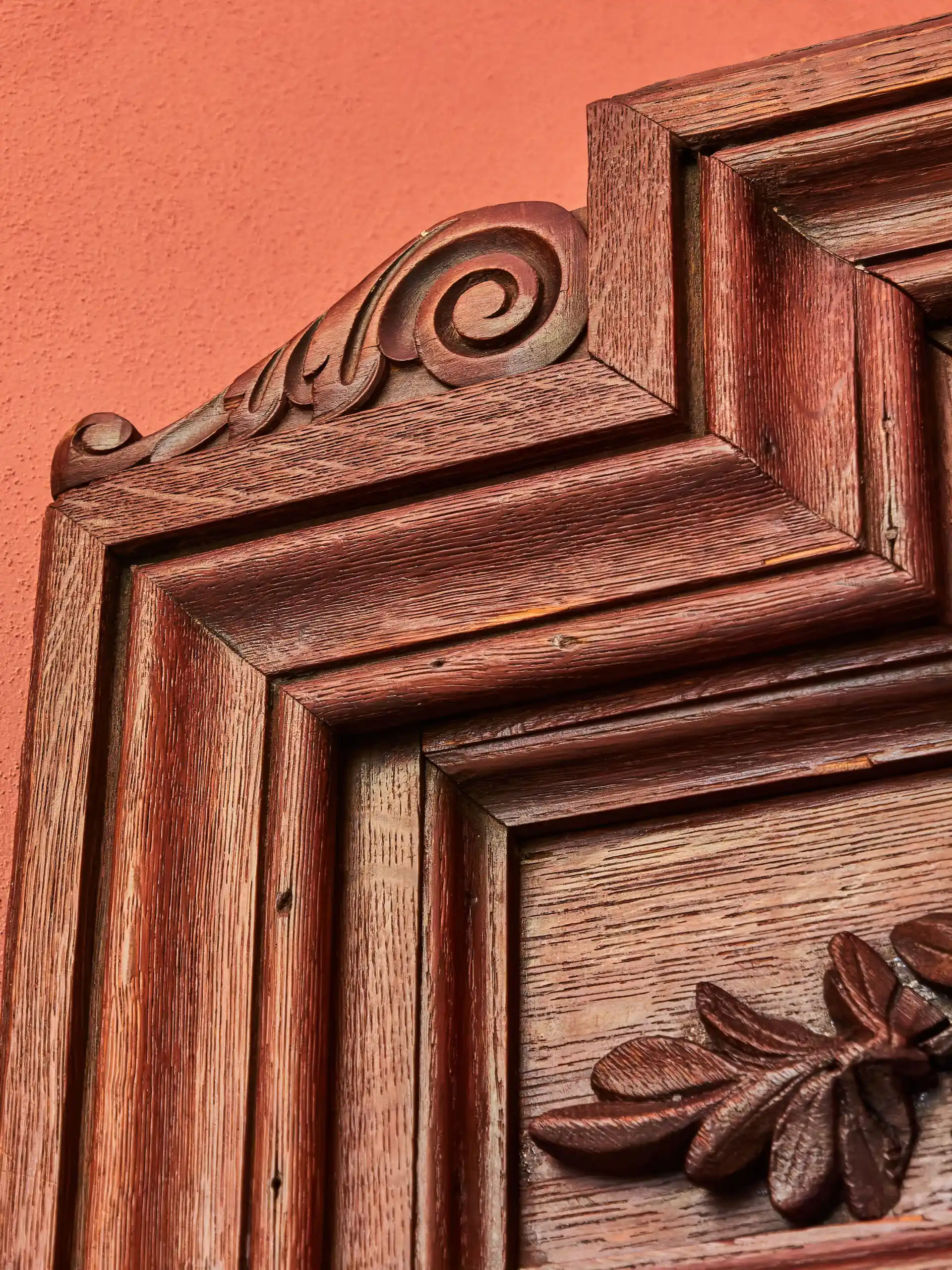 Vyřezávaná rohová skříň z dubu 18. století