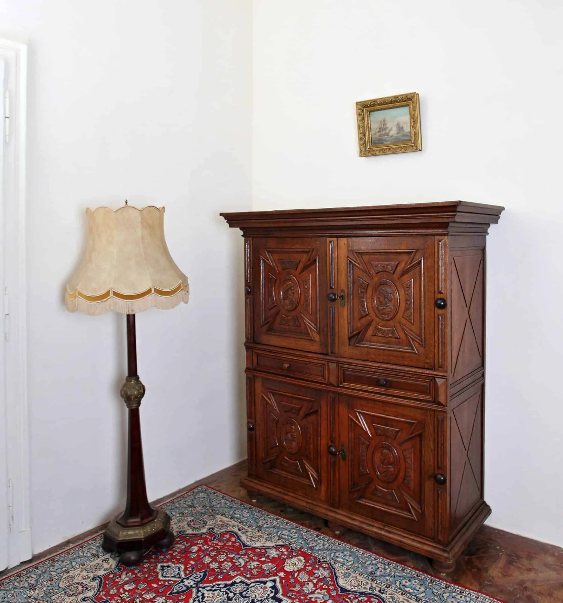 Neorenesanční dubová řezbovaná skříň