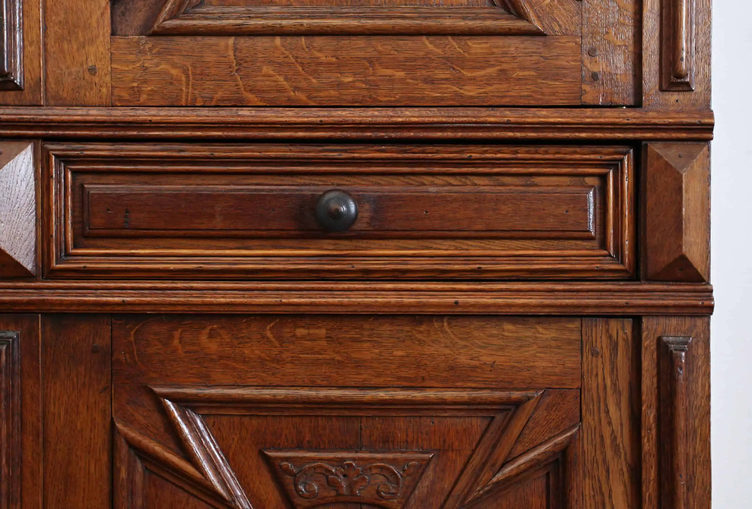 Neorenesanční dubová řezbovaná skříň