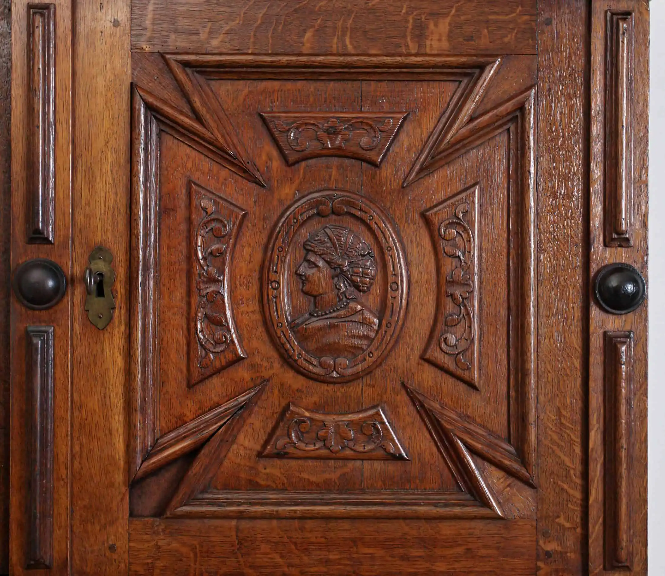 Neorenesanční dubová řezbovaná skříň