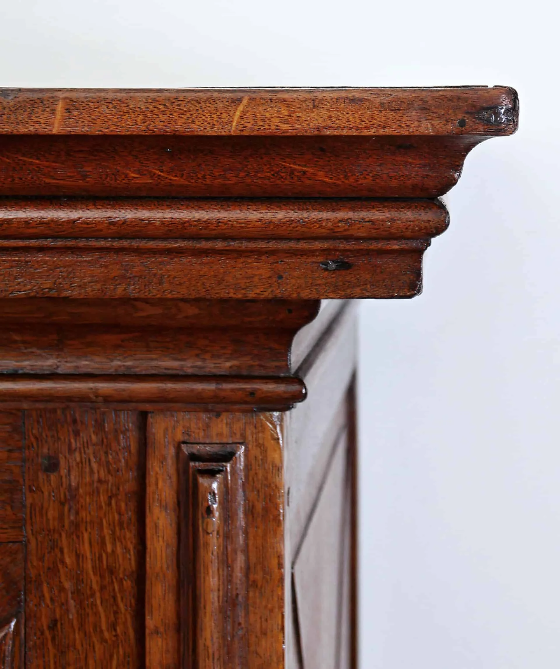 Neorenesanční dubová řezbovaná skříň