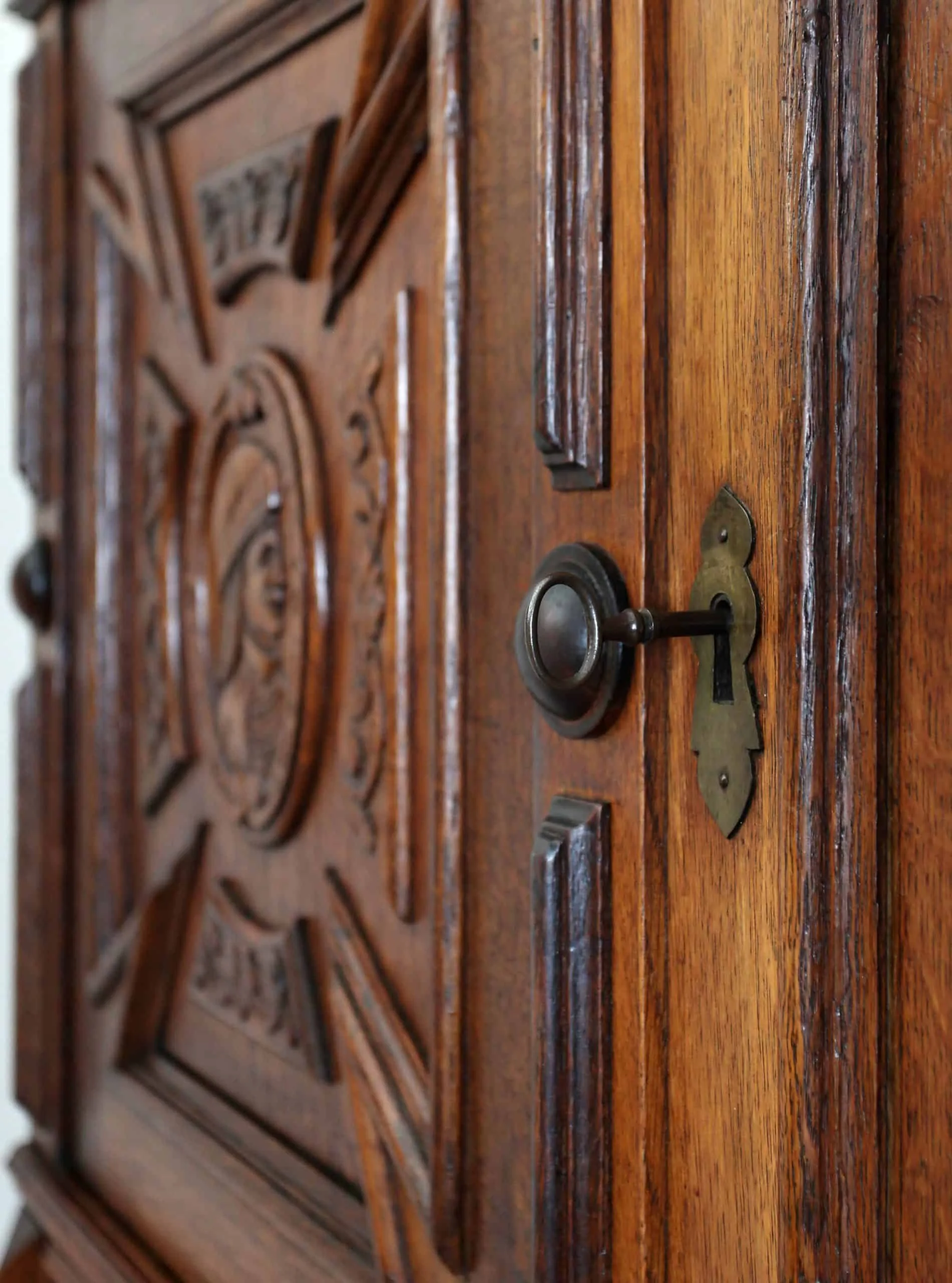 Neorenesanční dubová řezbovaná skříň