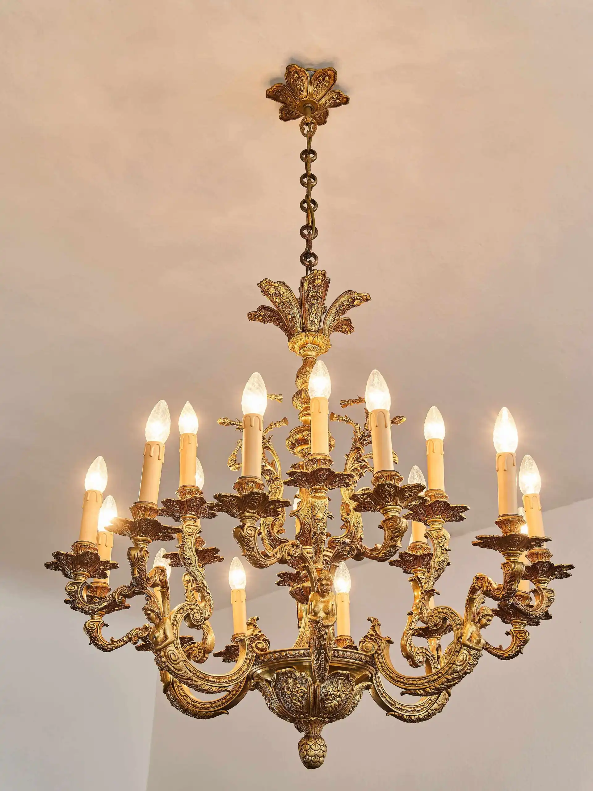 Historický odlitkový lustr ze zámku 18 žárovek