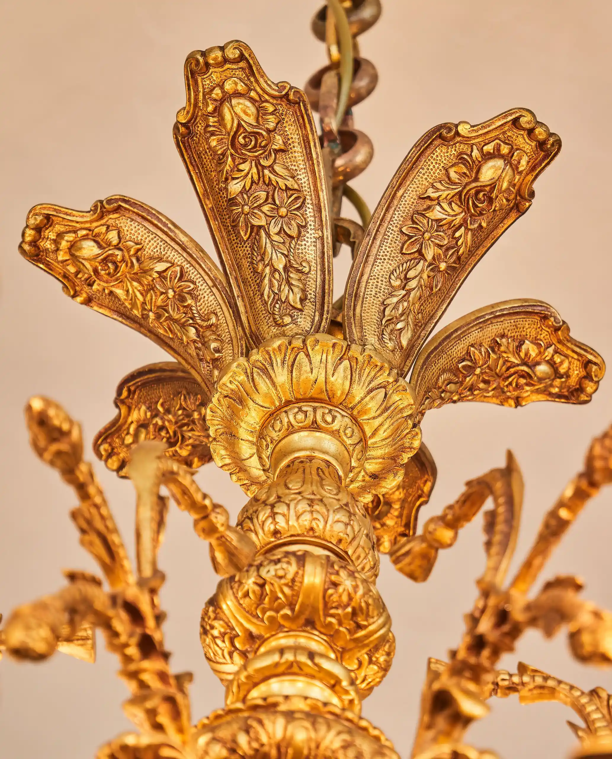 Historický odlitkový lustr ze zámku 18 žárovek