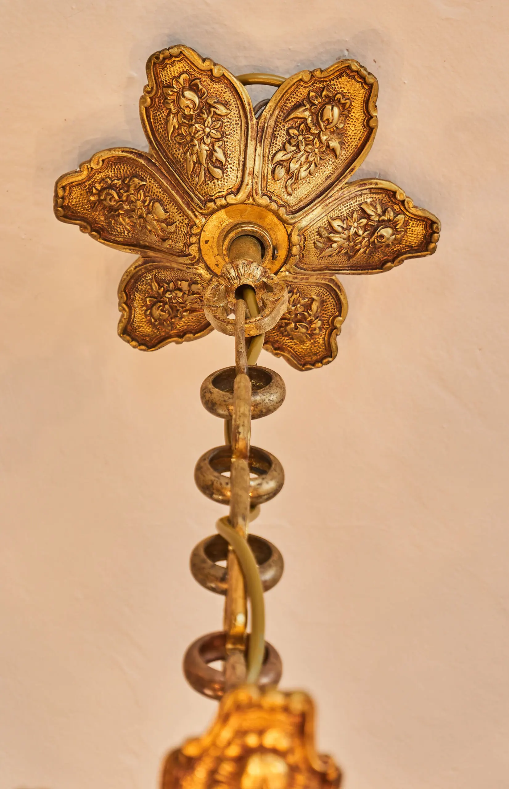 Historický odlitkový lustr ze zámku 18 žárovek