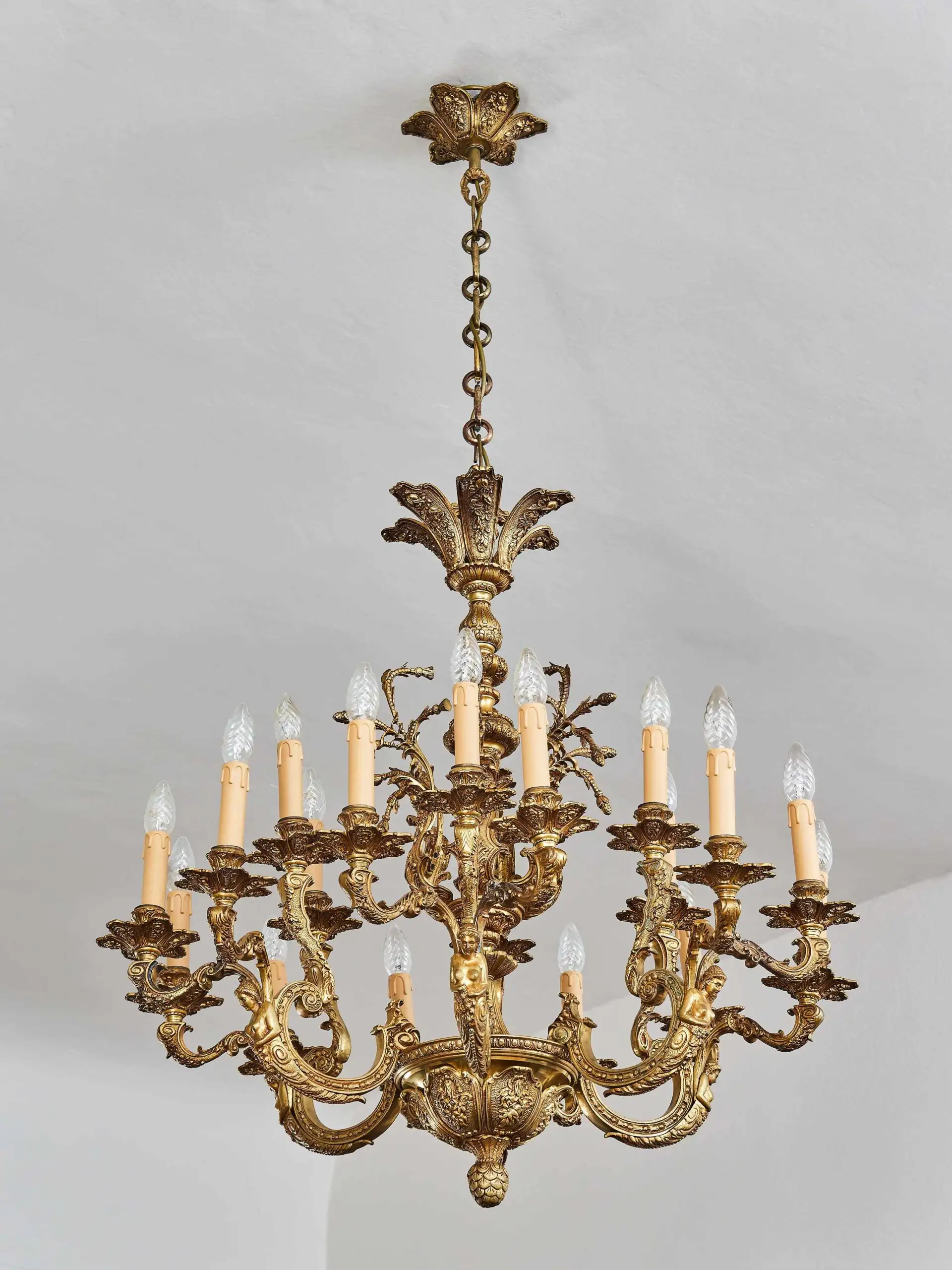 Historický odlitkový lustr ze zámku 18 žárovek