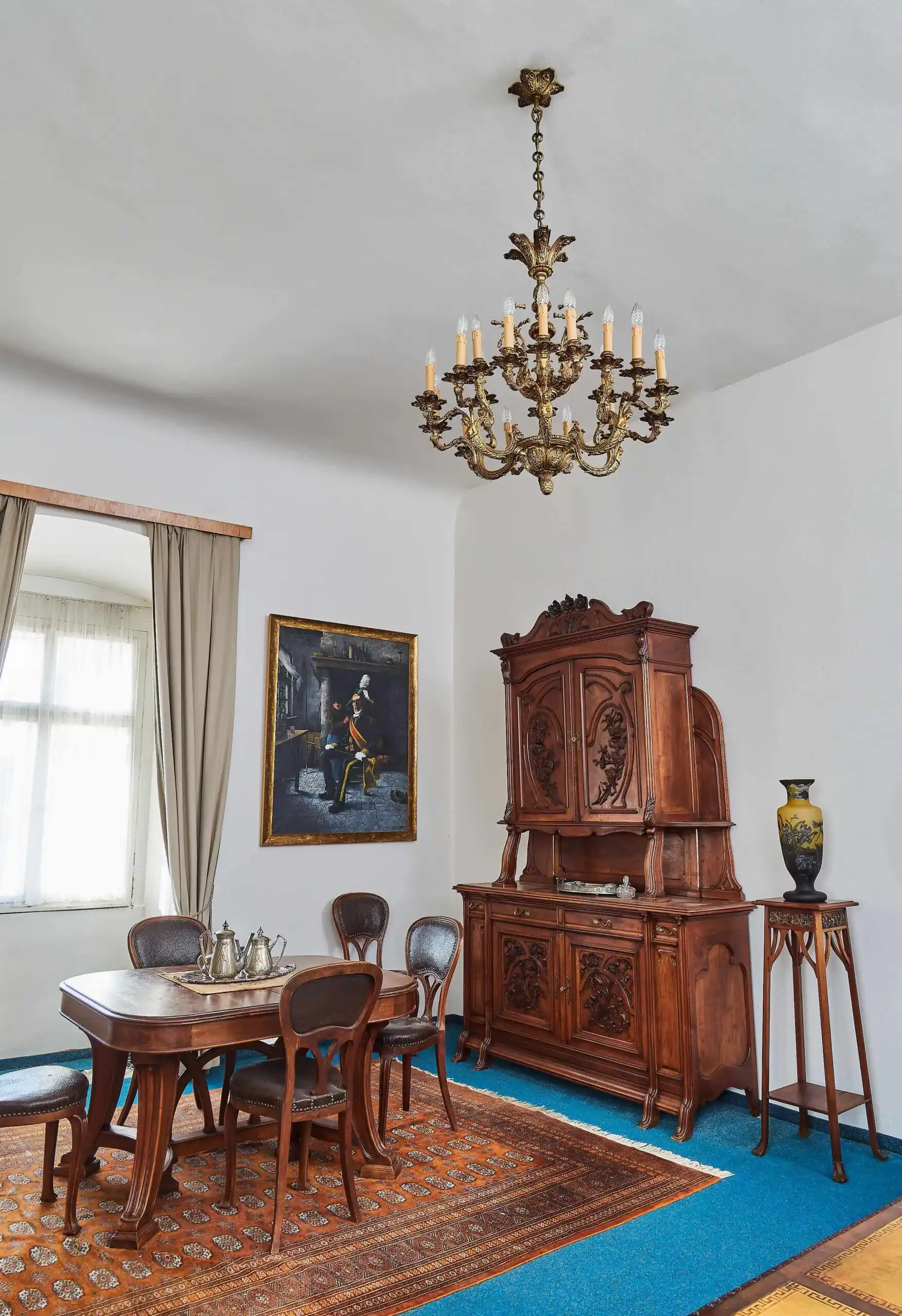 Historický odlitkový lustr ze zámku 18 žárovek