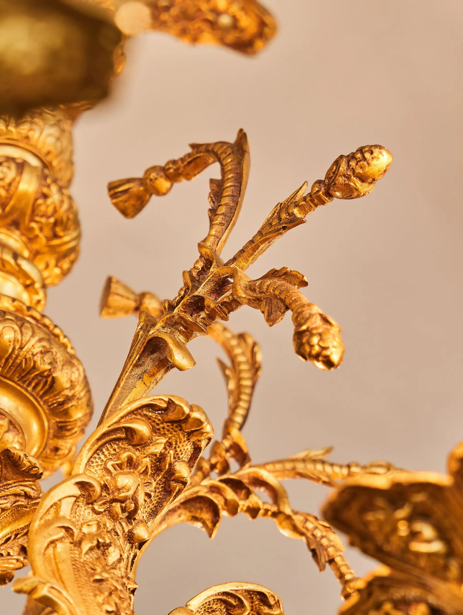 Historický odlitkový lustr ze zámku 18 žárovek