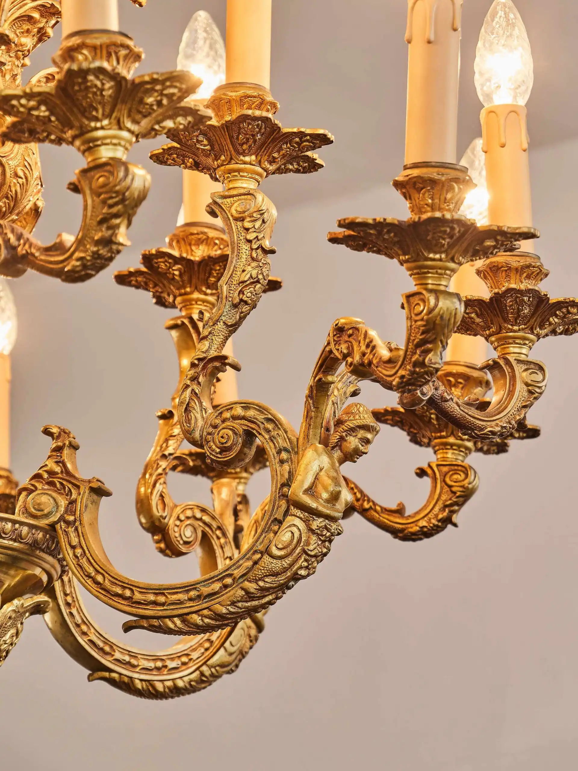 Historický odlitkový lustr ze zámku 18 žárovek