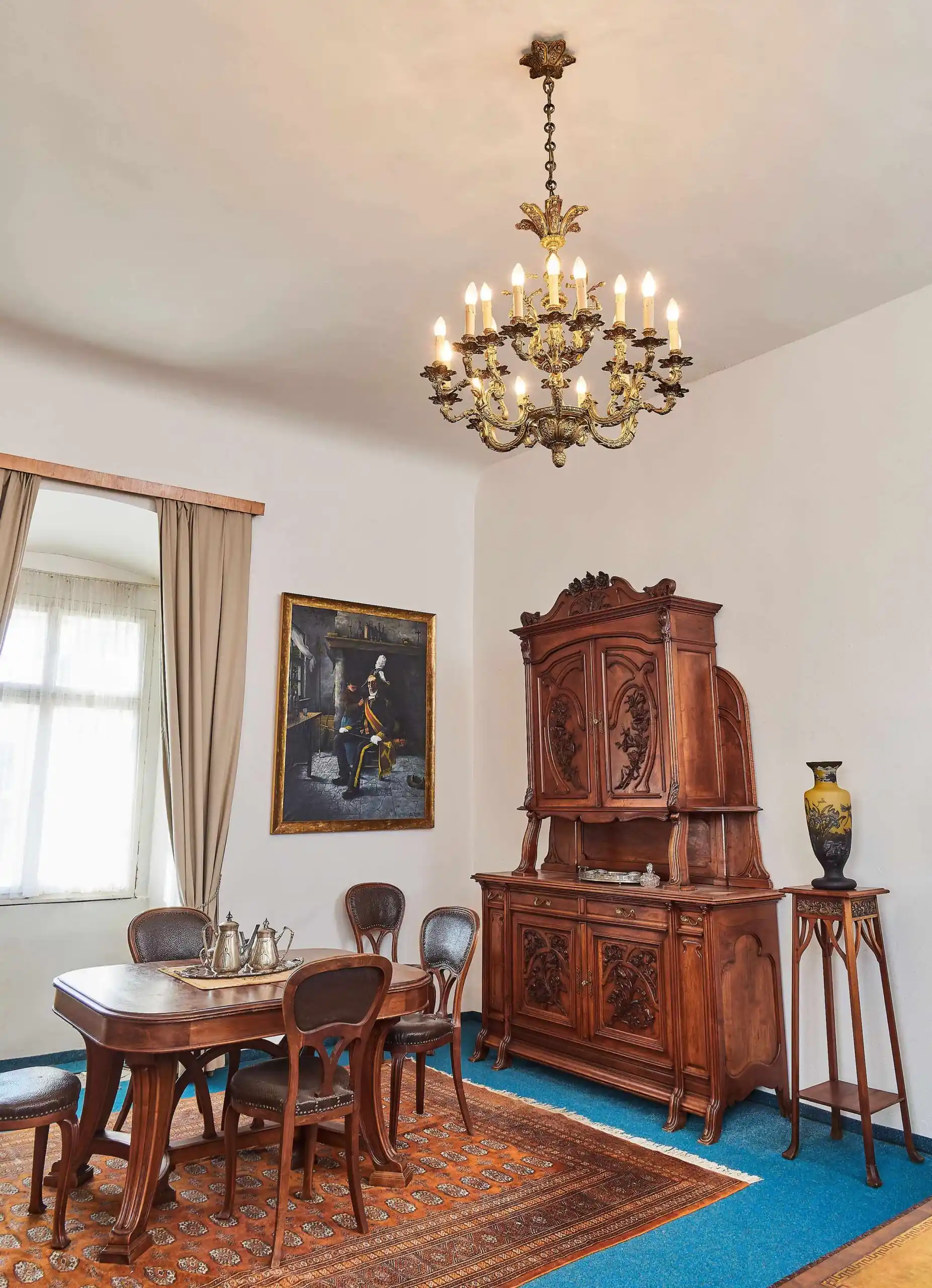 Historický odlitkový lustr ze zámku 18 žárovek