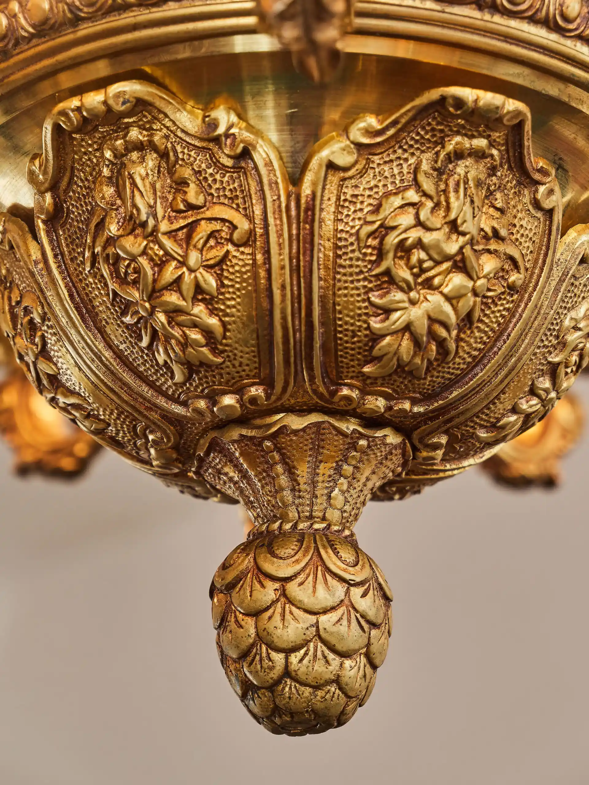 Historický odlitkový lustr ze zámku 18 žárovek