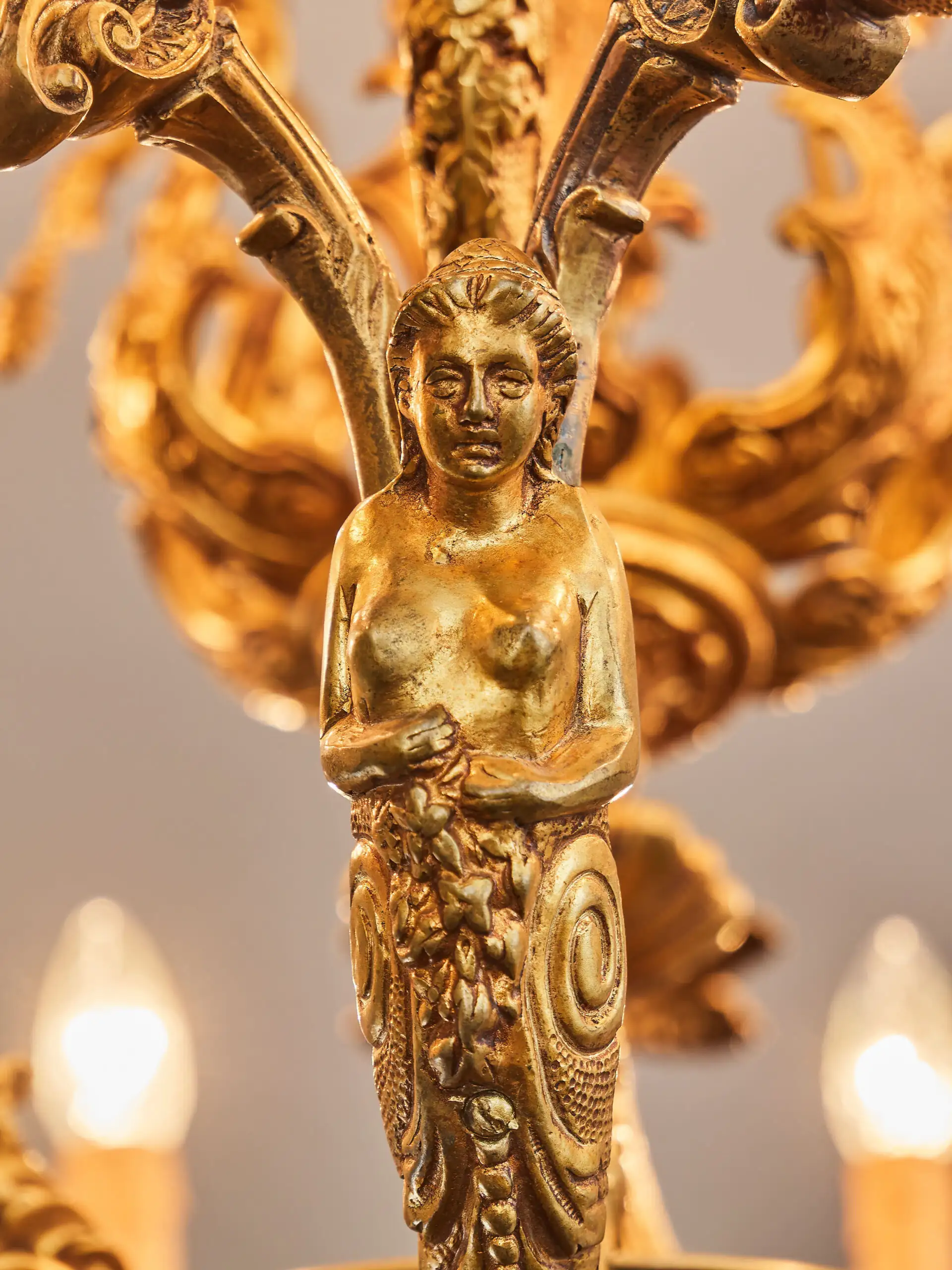 Historický odlitkový lustr ze zámku 18 žárovek