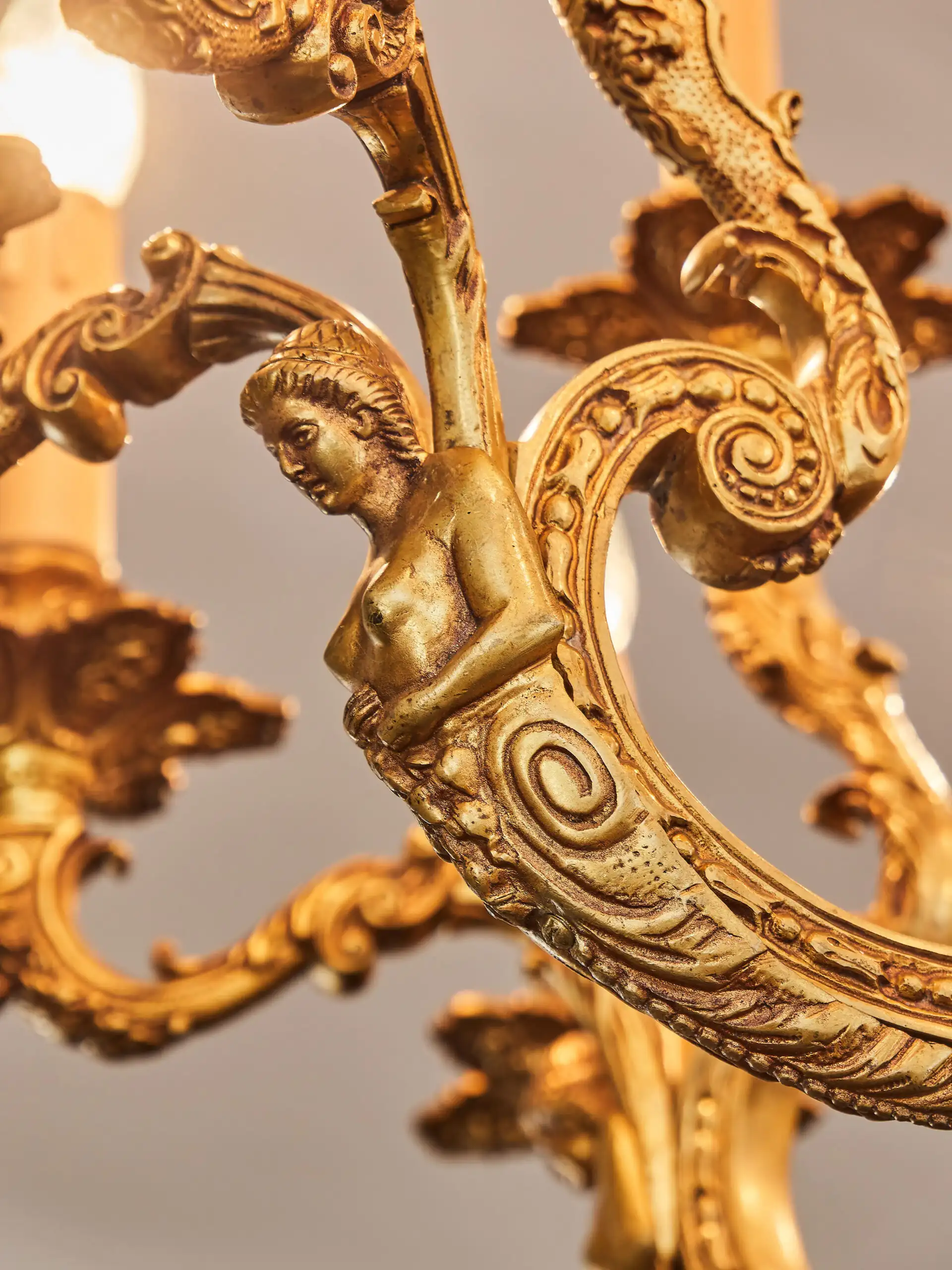 Historický odlitkový lustr ze zámku 18 žárovek