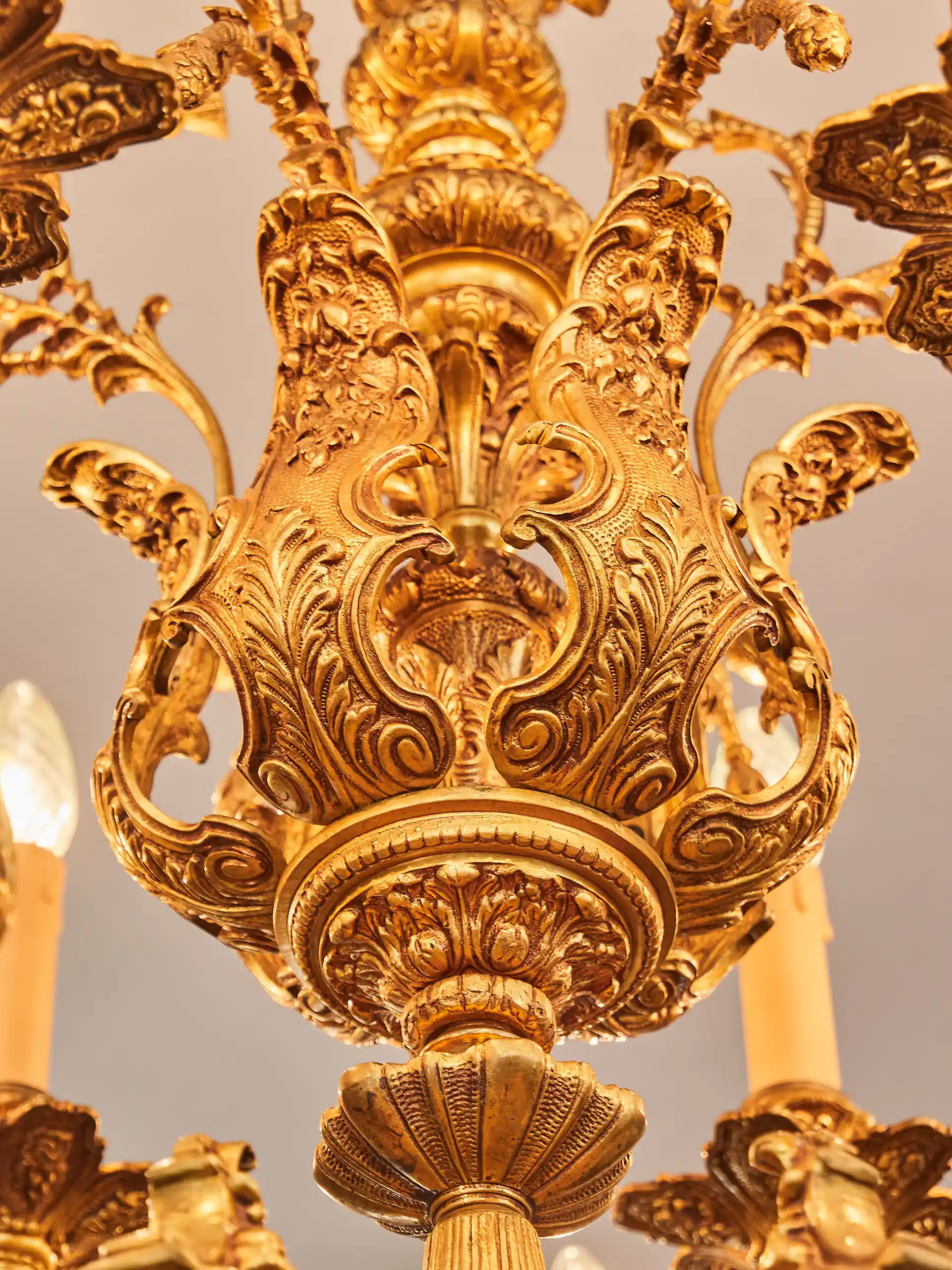 Historický odlitkový lustr ze zámku 18 žárovek