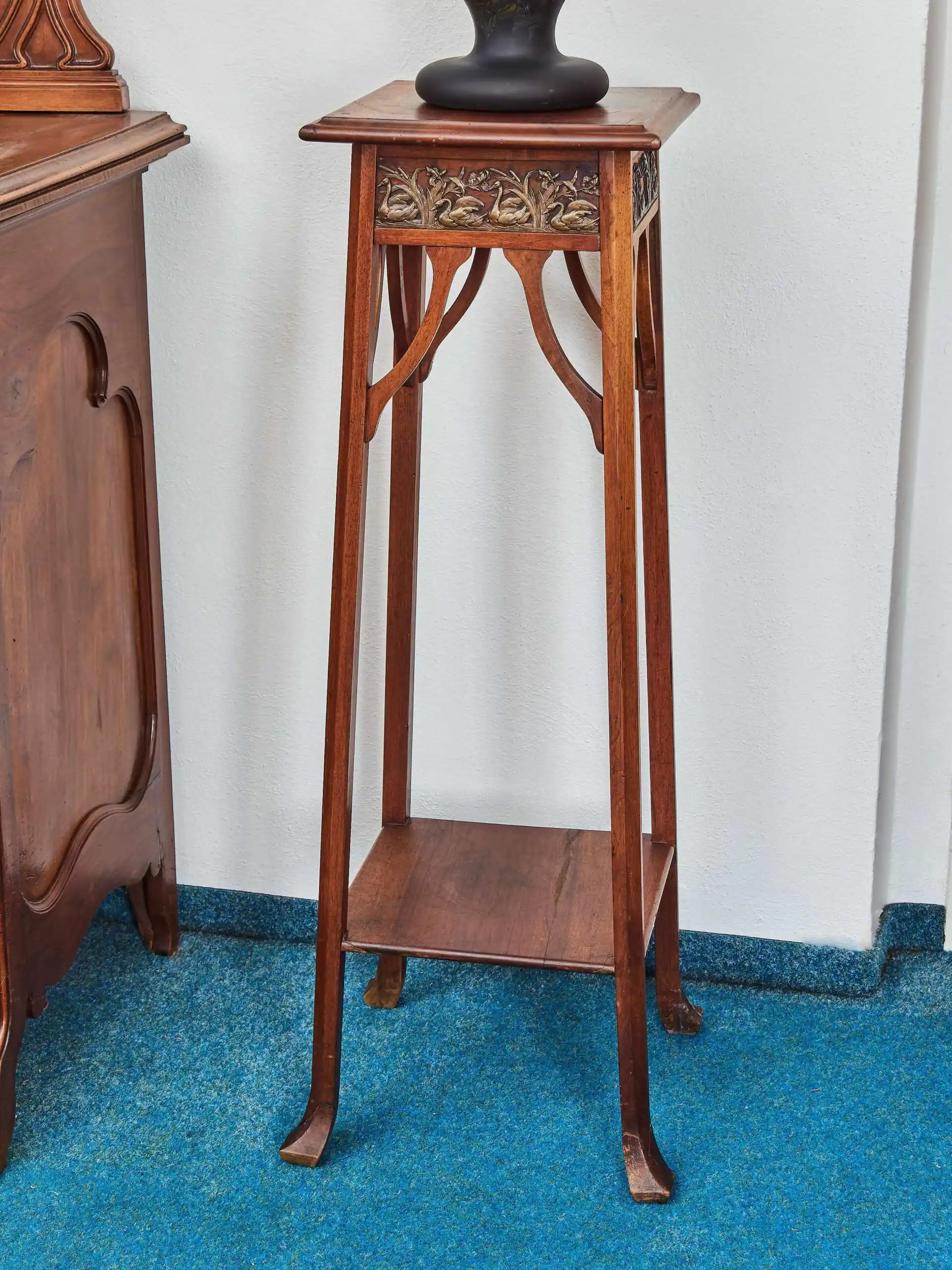 Secesní vyřezávaný podstavec s labutěmi