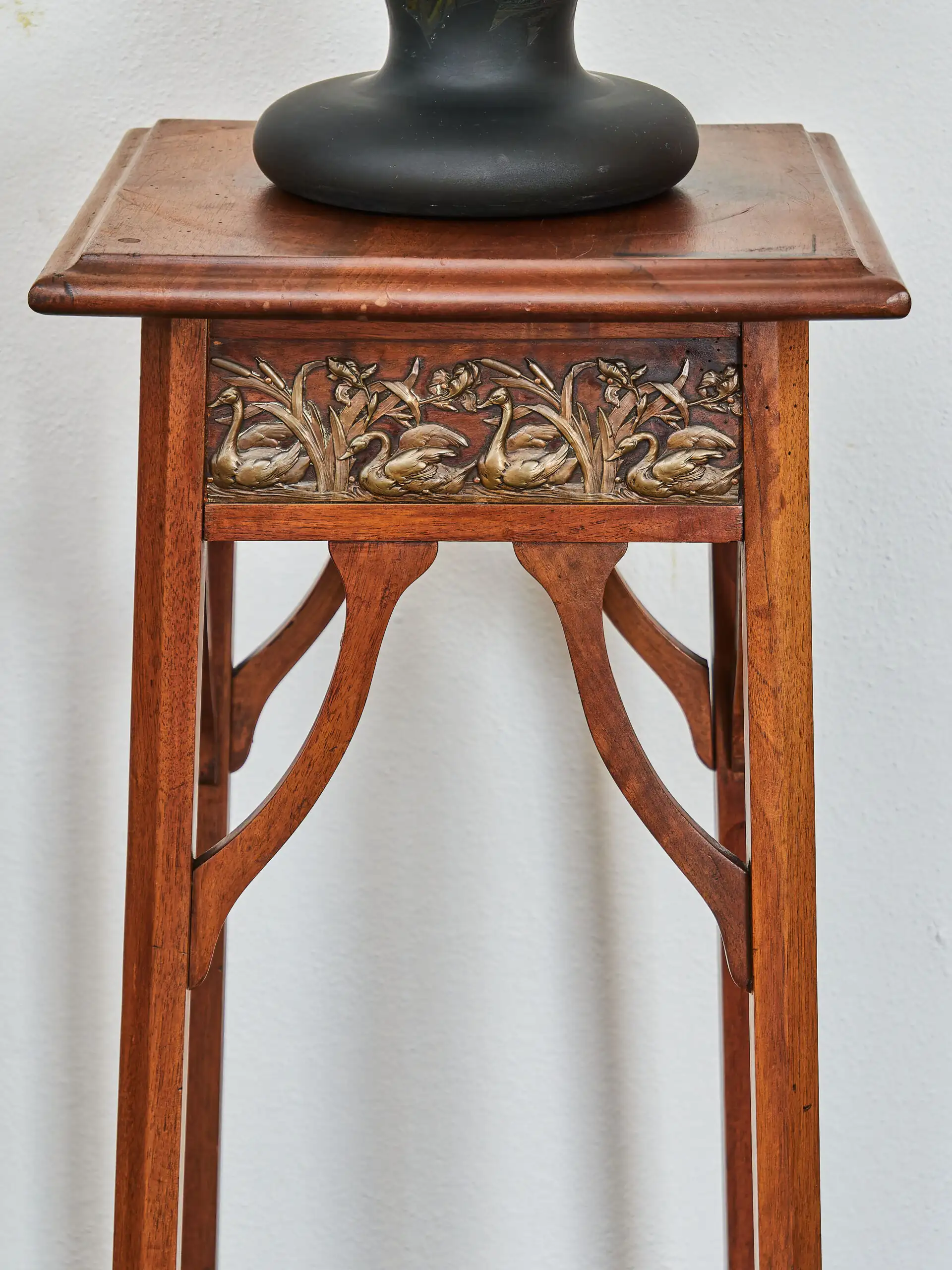 Secesní vyřezávaný podstavec s labutěmi