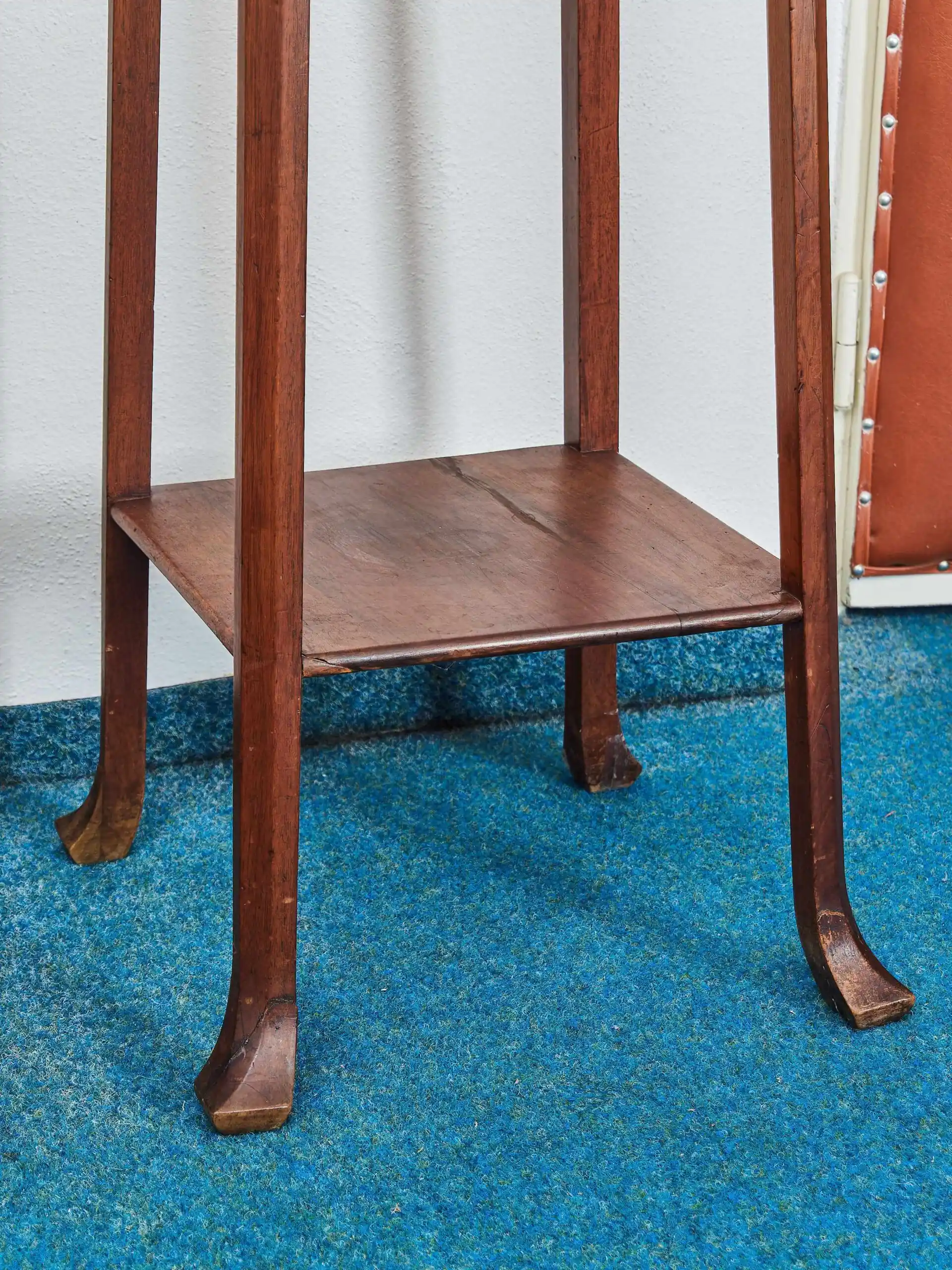 Secesní vyřezávaný podstavec s labutěmi