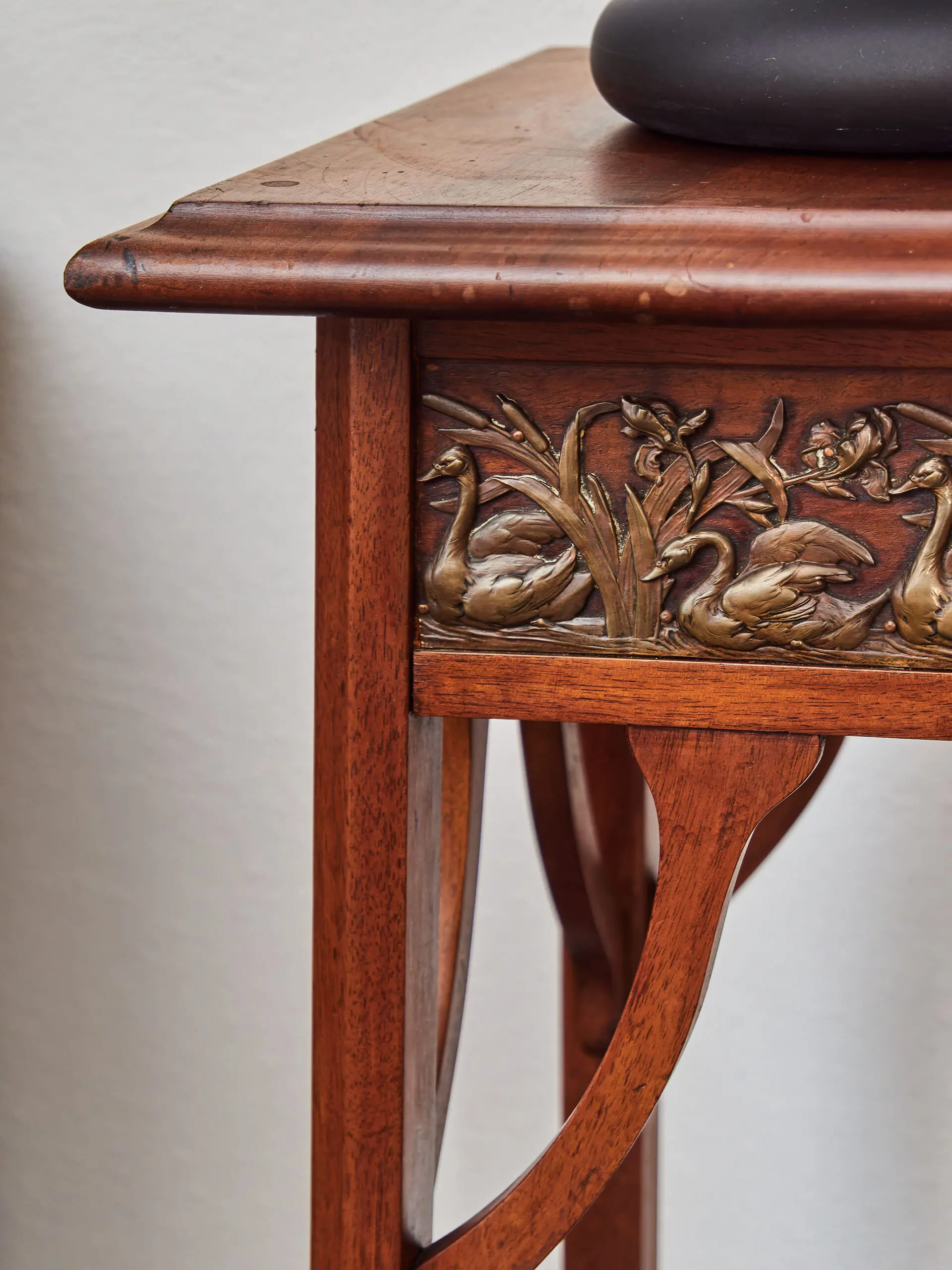 Secesní vyřezávaný podstavec s labutěmi