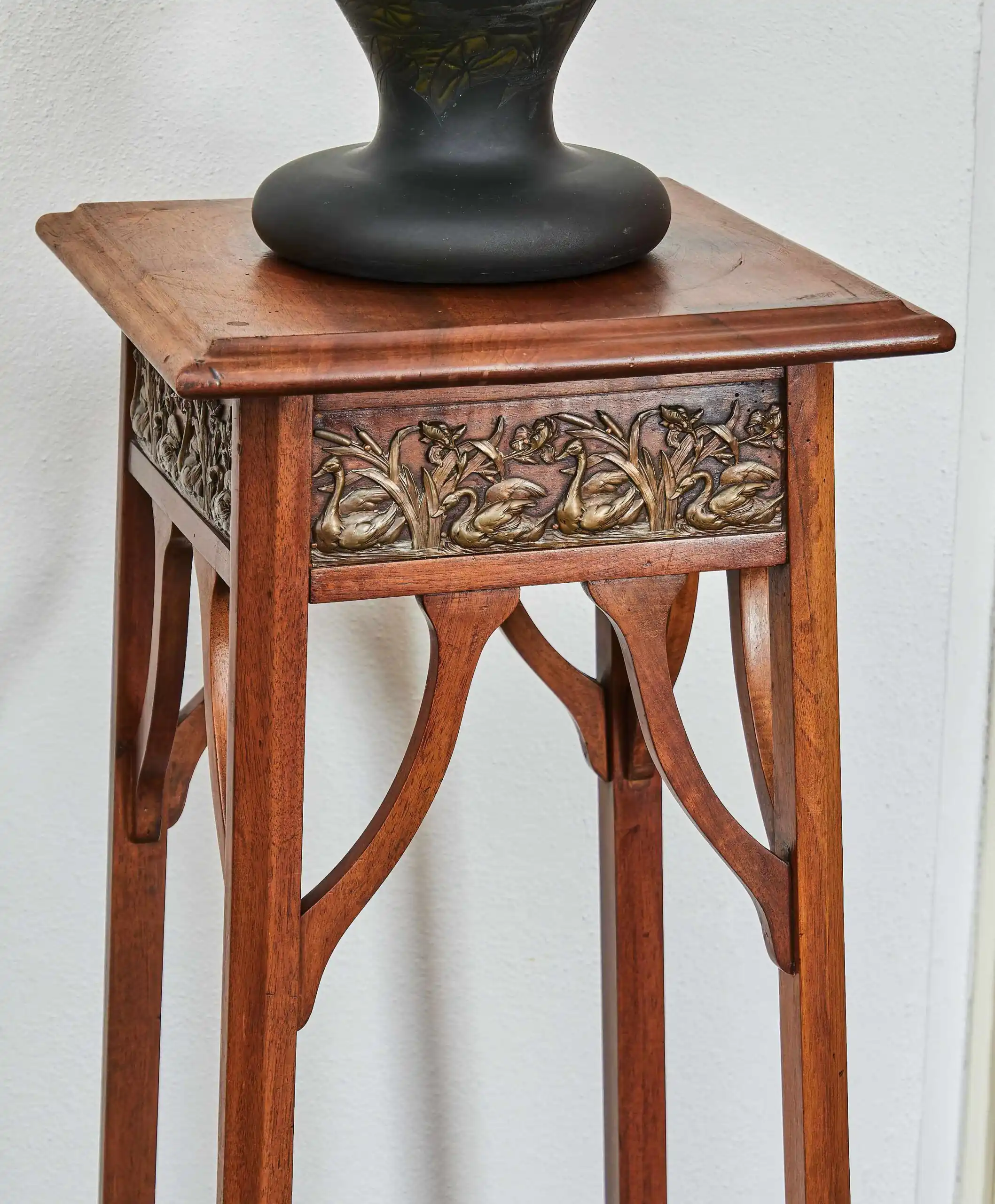 Secesní vyřezávaný podstavec s labutěmi