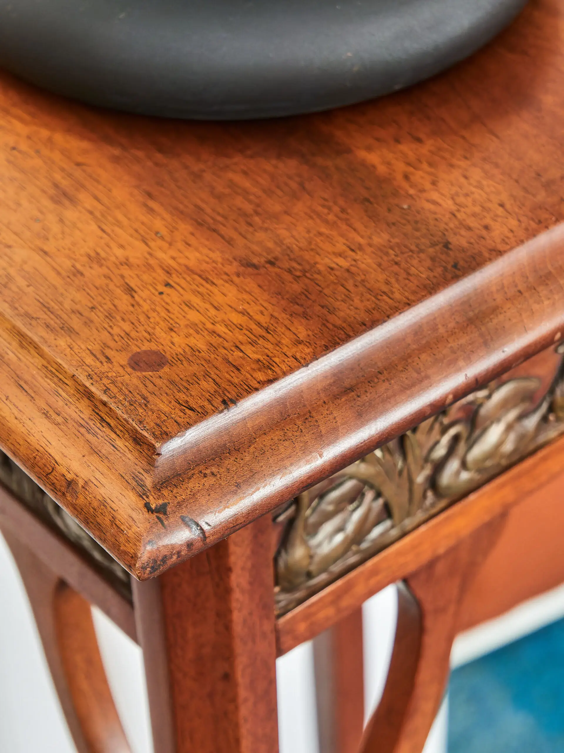 Secesní vyřezávaný podstavec s labutěmi