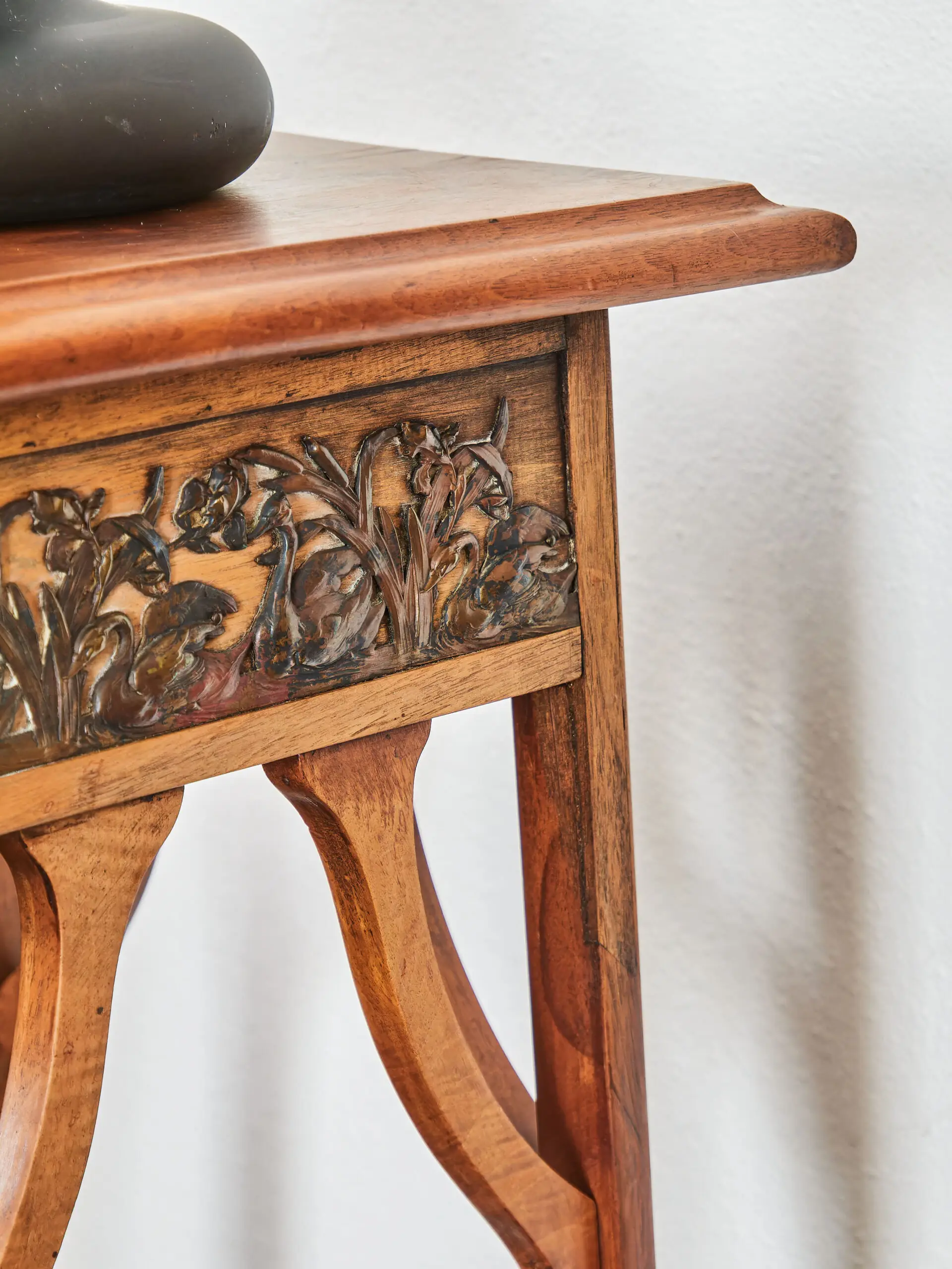 Secesní vyřezávaný podstavec s labutěmi