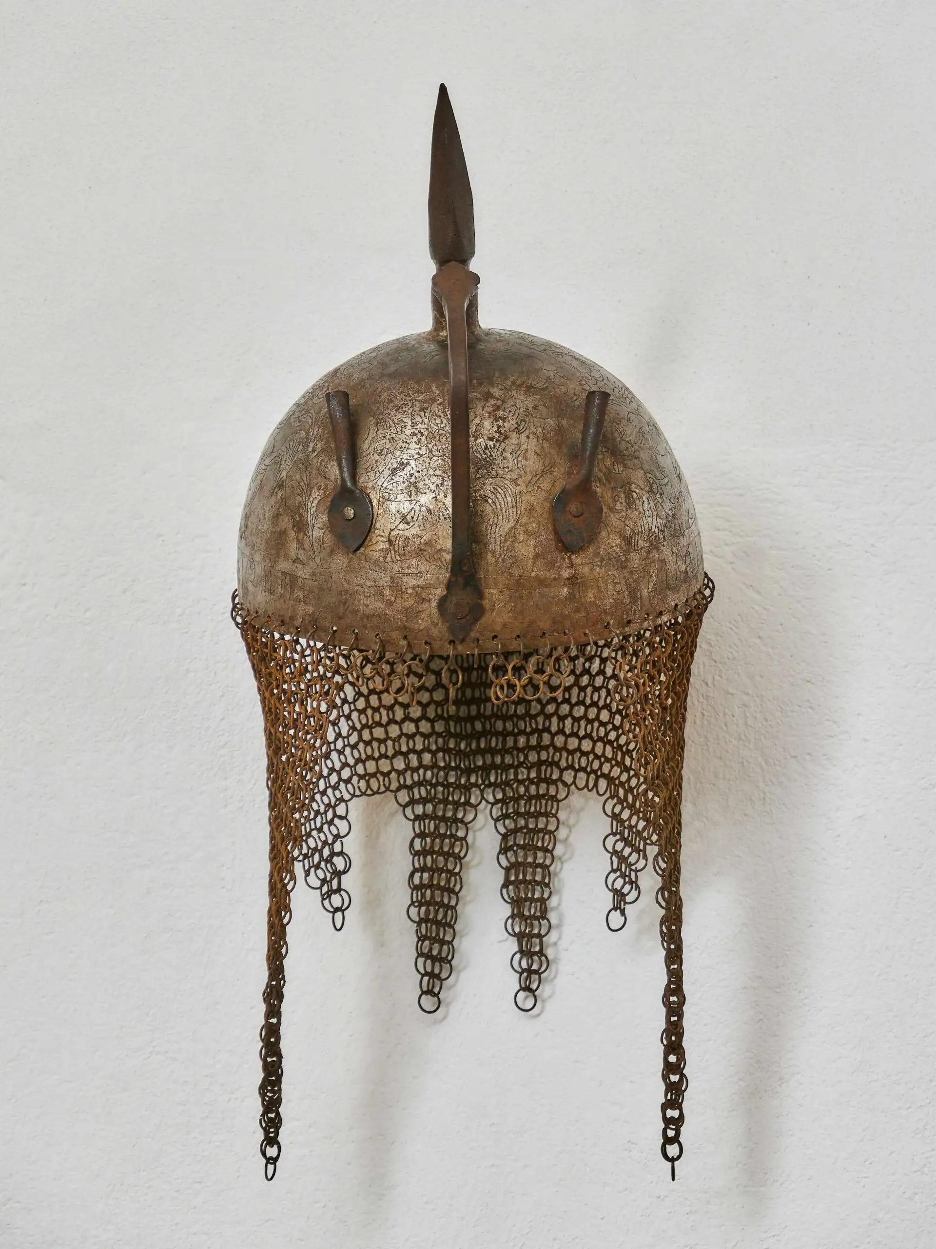 Perská bojová helma s gravírováním a kroužkovým závěsem, 19. století