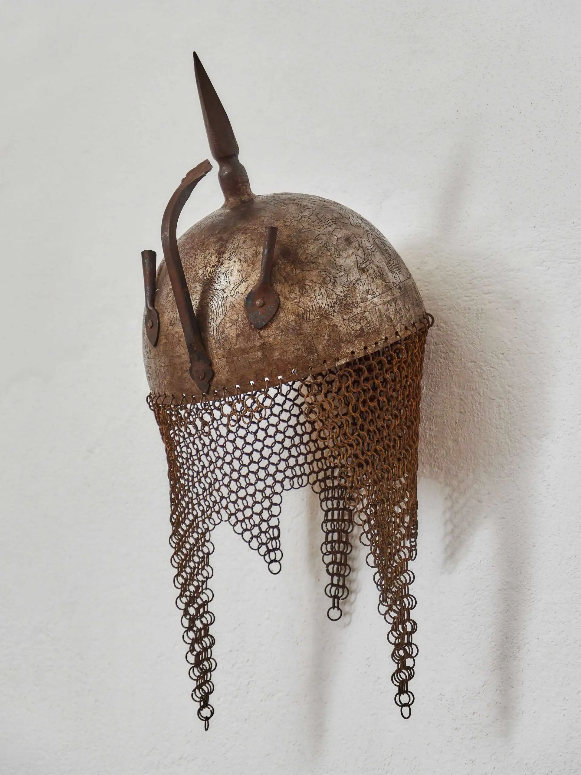 Perská bojová helma s gravírováním a kroužkovým závěsem, 19. století