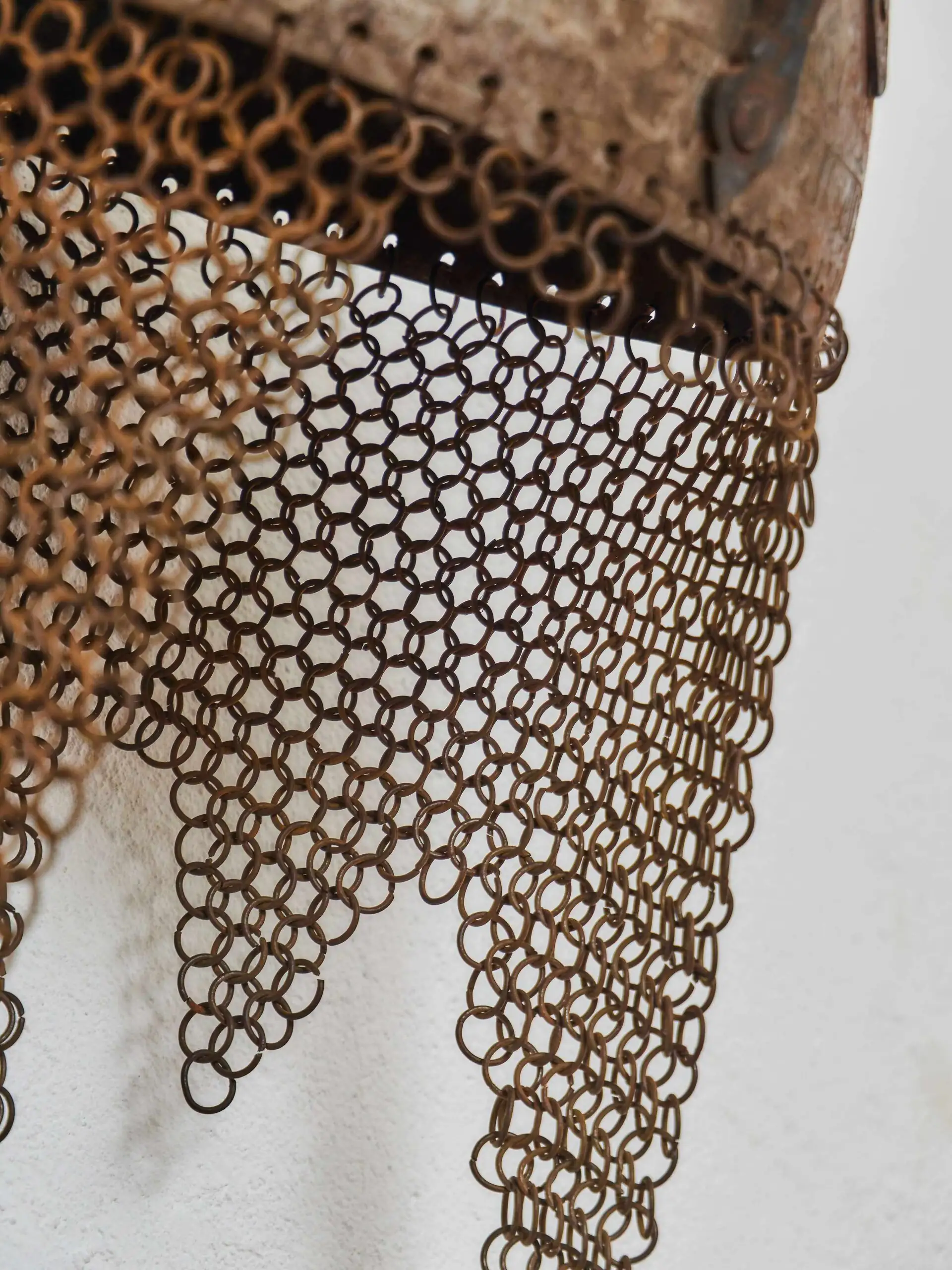 Perská bojová helma s gravírováním a kroužkovým závěsem, 19. století