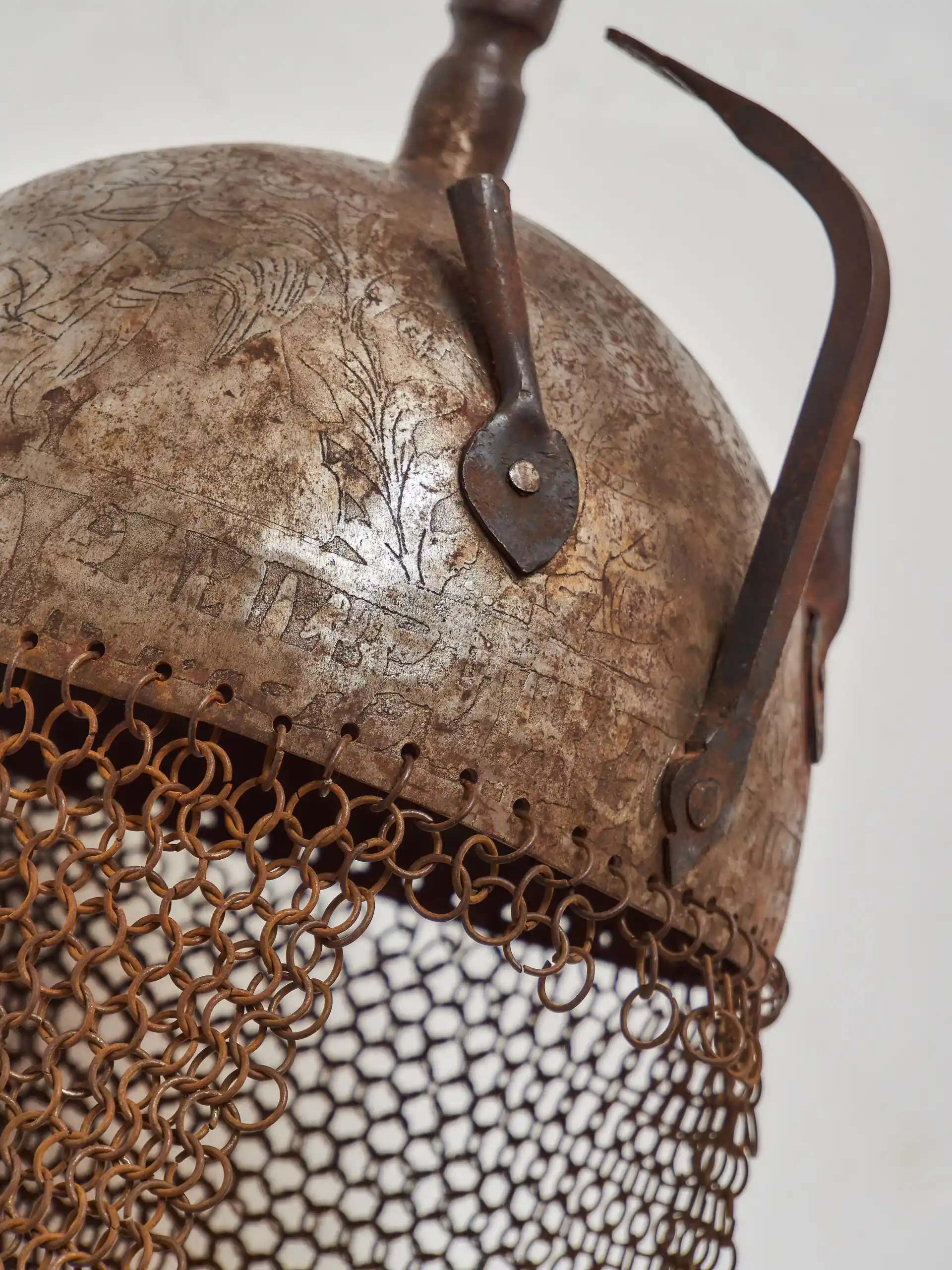 Perská bojová helma s gravírováním a kroužkovým závěsem, 19. století