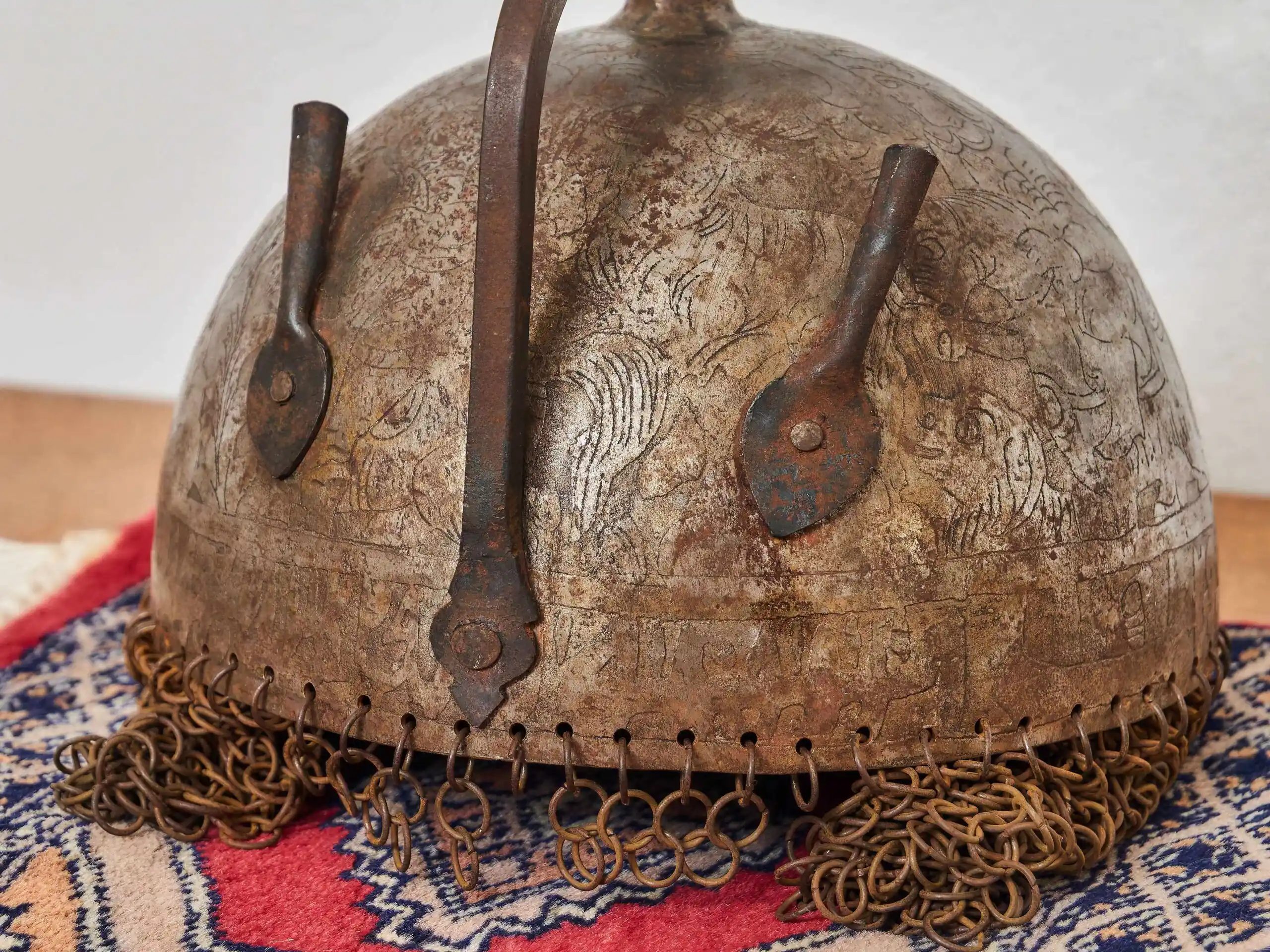 Perská bojová helma s gravírováním a kroužkovým závěsem, 19. století