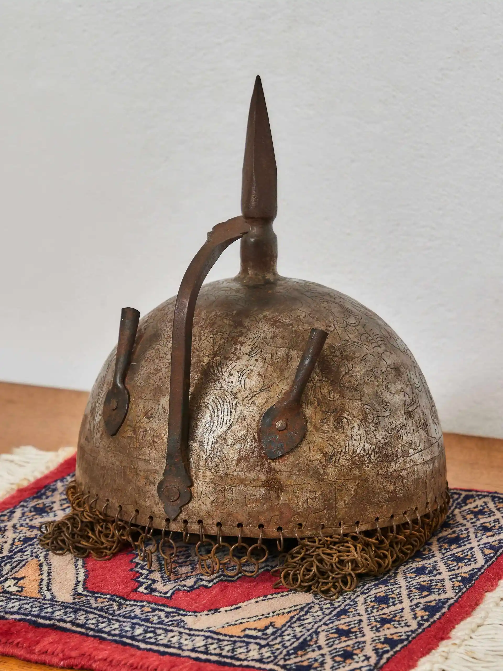 Perská bojová helma s gravírováním a kroužkovým závěsem, 19. století