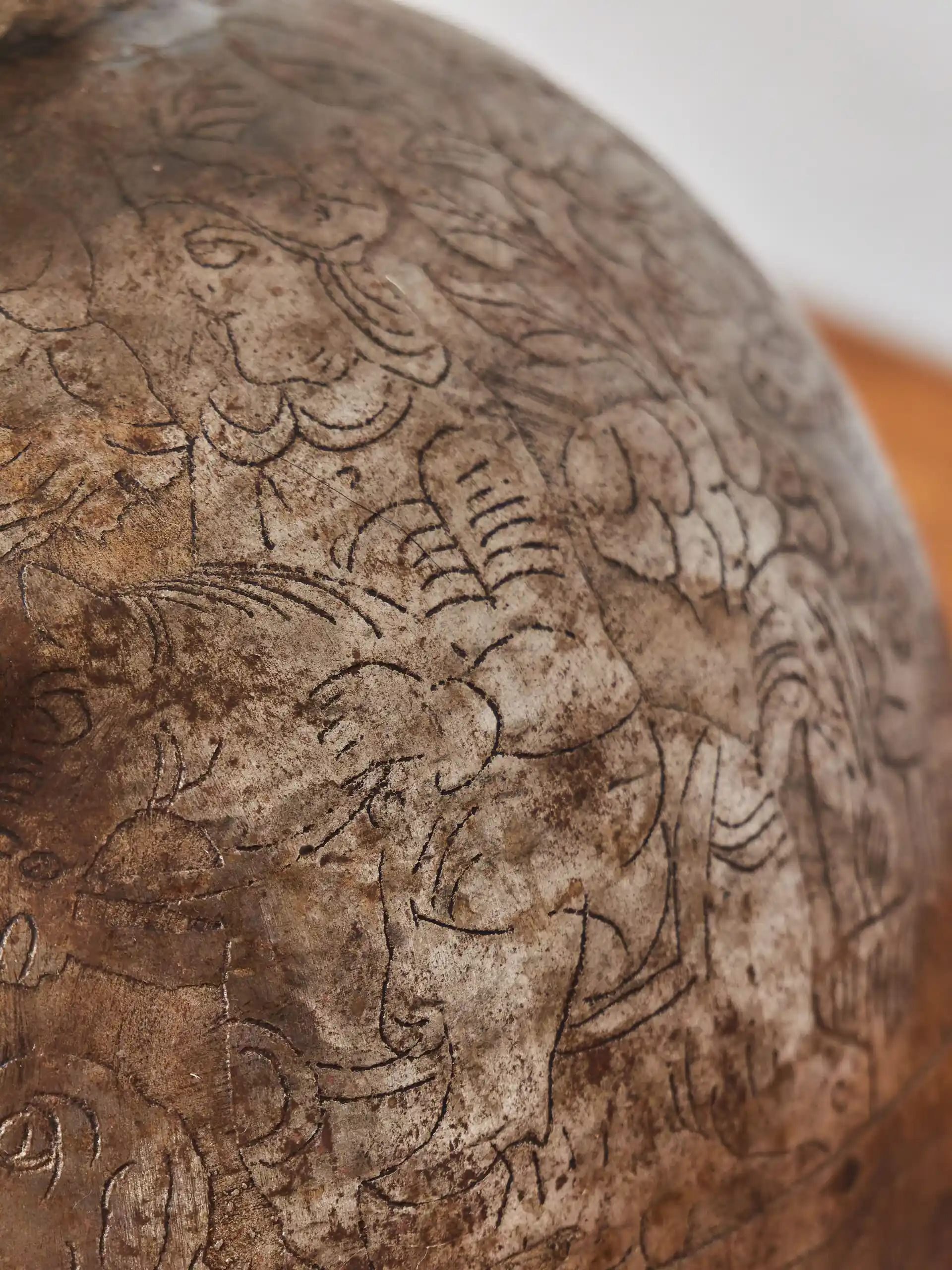 Perská bojová helma s gravírováním a kroužkovým závěsem, 19. století