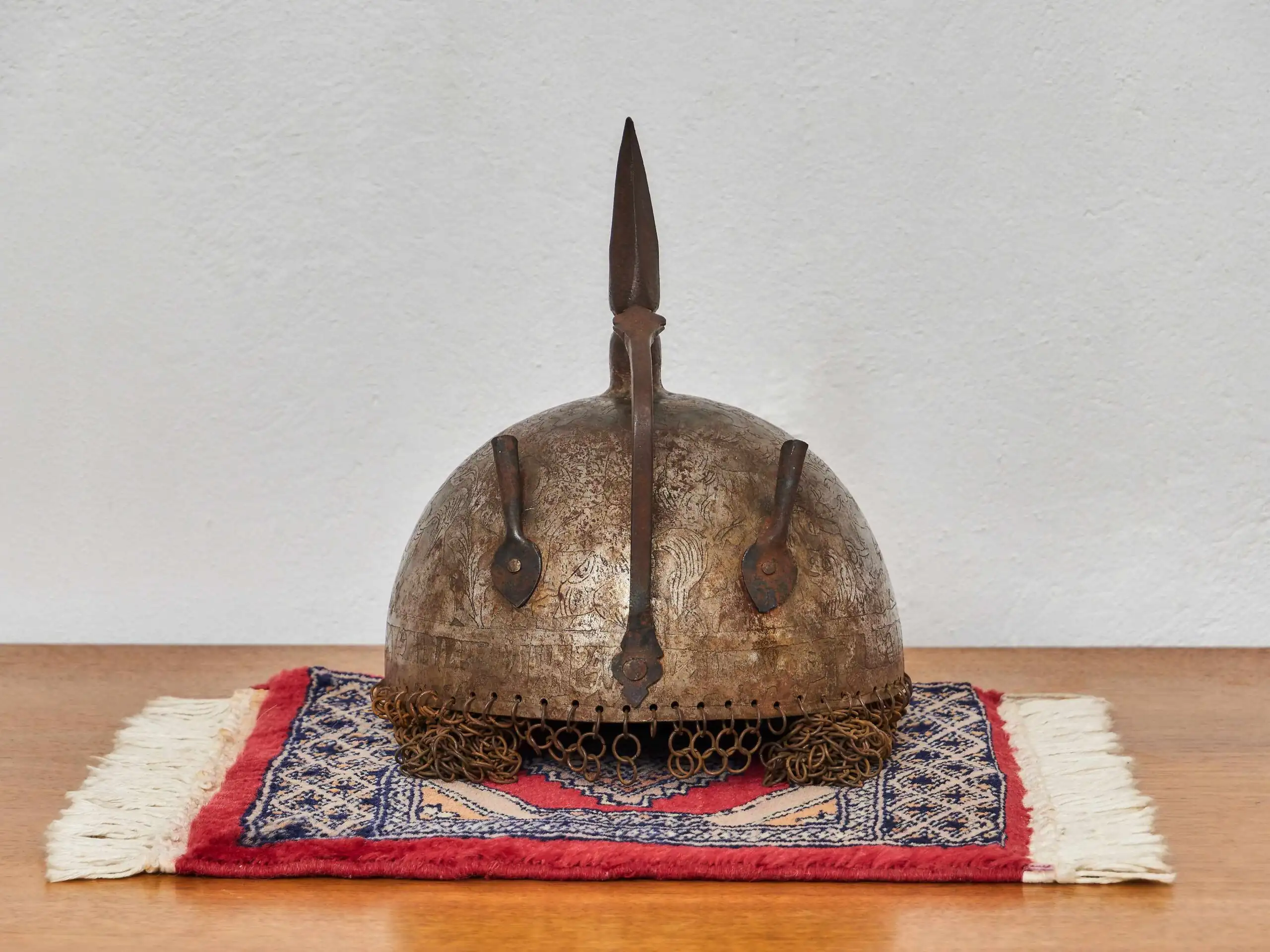 Perská bojová helma s gravírováním a kroužkovým závěsem, 19. století