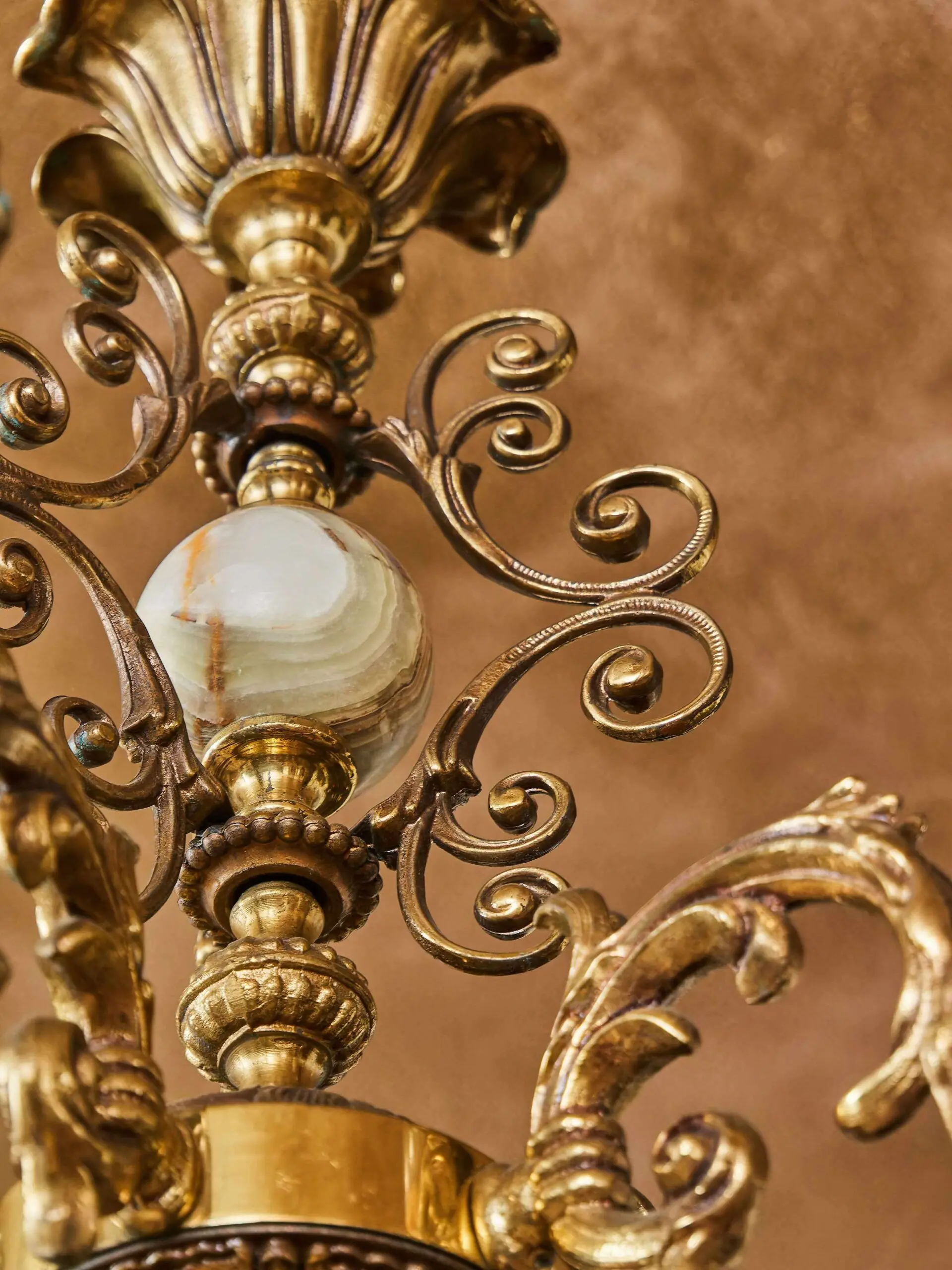 Stylový lustr s onyxem